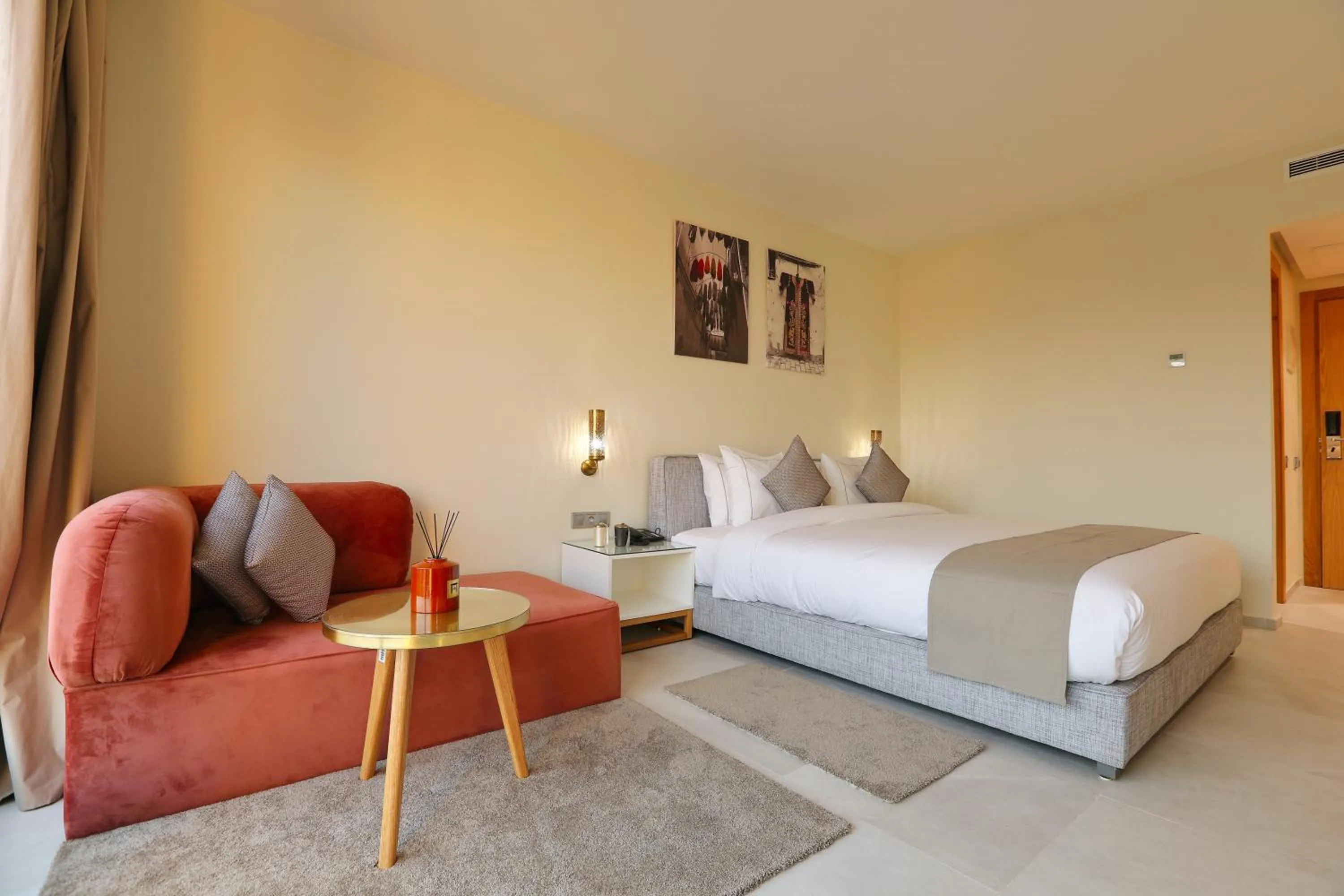 Living room, Bed in Ari Boutique Hôtel - Adult Only