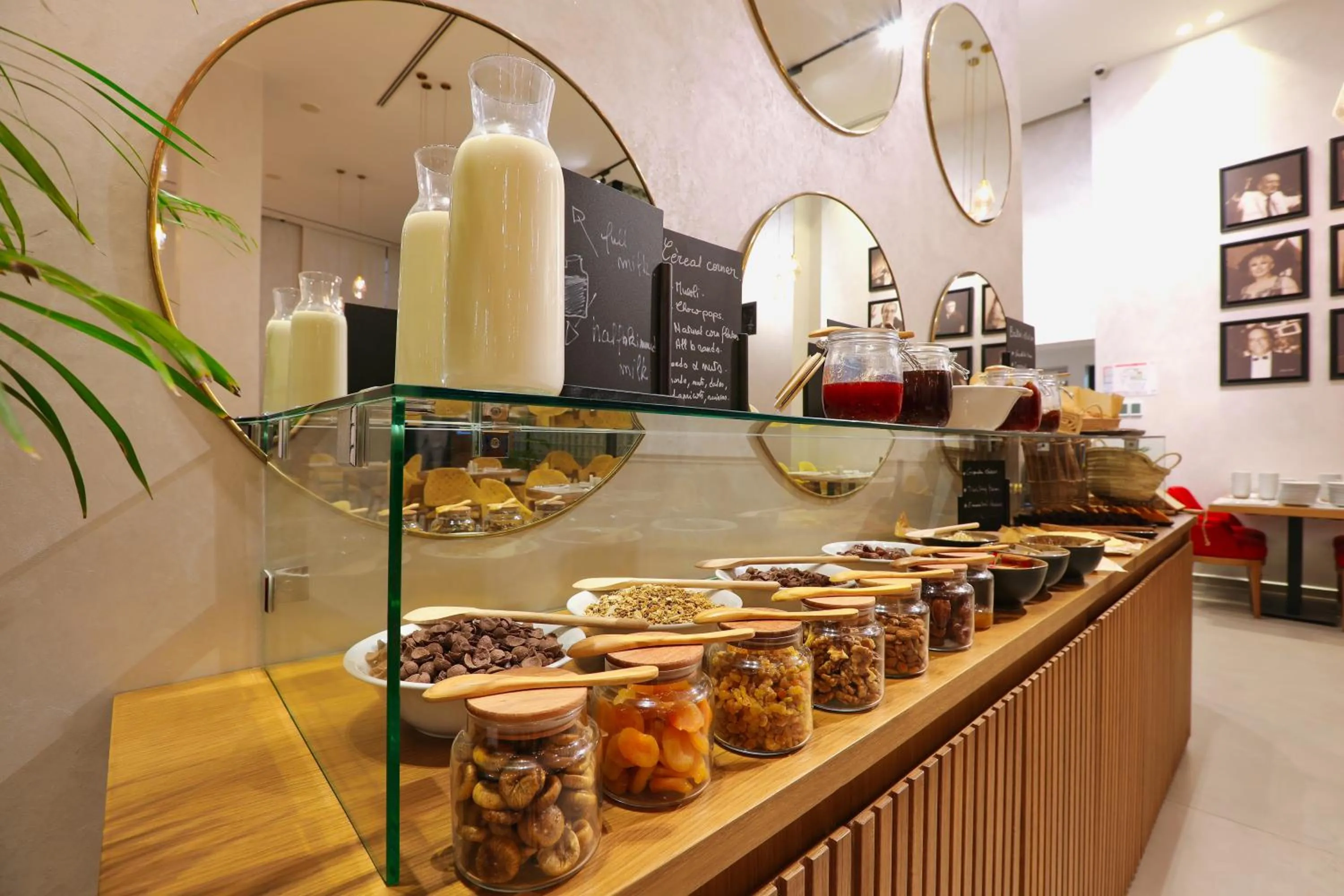 Food and drinks in Ari Boutique Hôtel - Adult Only