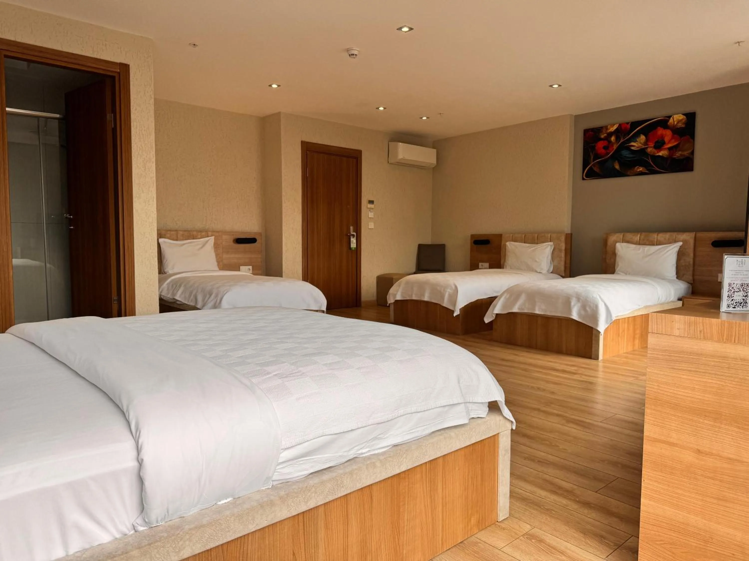 Photo of the whole room, Bed in İNNPORT HOTEL