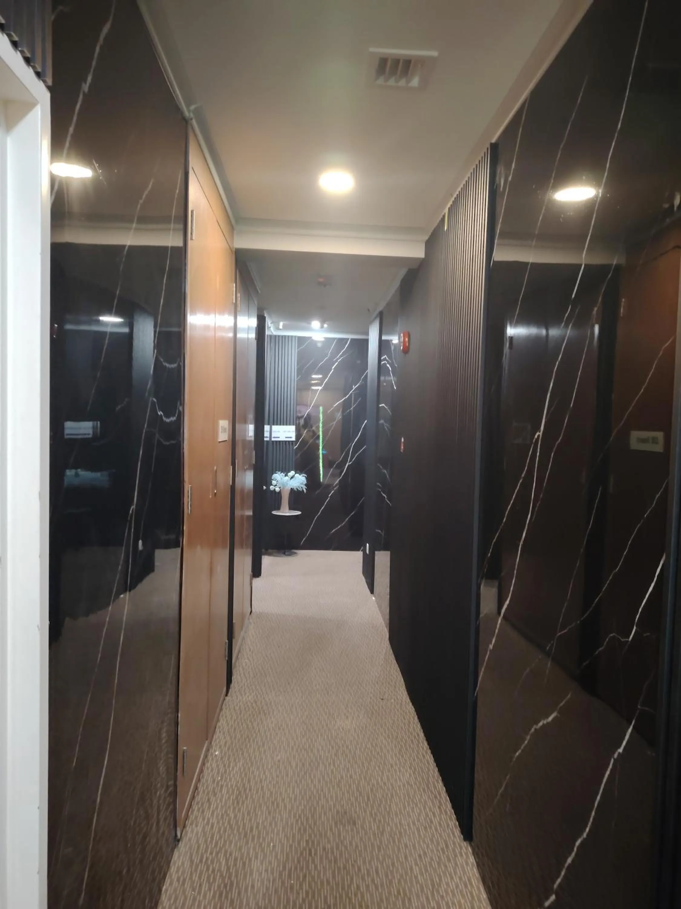 Hotel Ariana 5 minutes Bukit Indah 15 minutes Legoland 20 minutes Utm