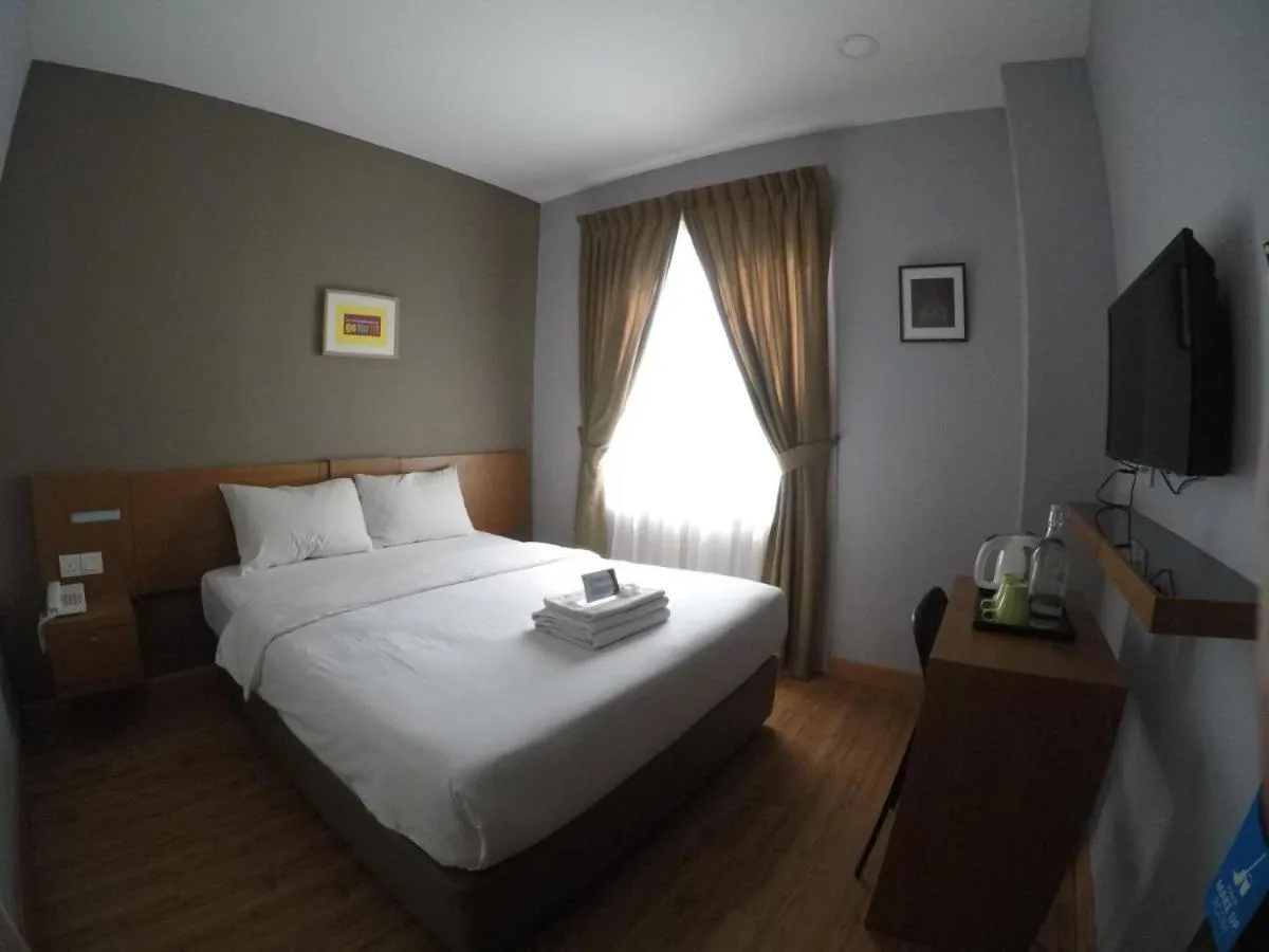 Bed in Golden Leaf Boutique Hotel Nusa Idaman Formerly Known as Ariana Hotel