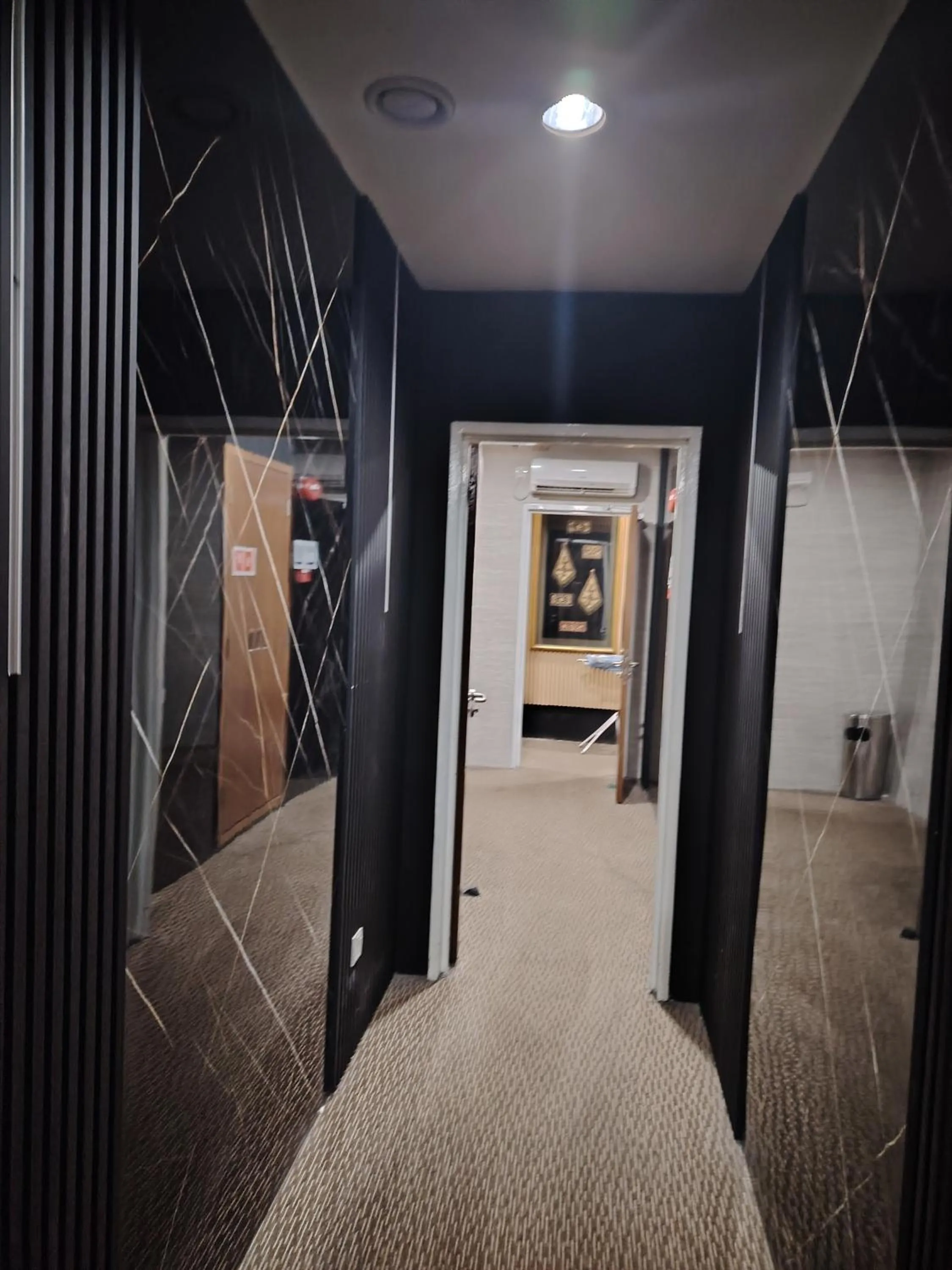 Hotel Ariana 5 minutes Bukit Indah 15 minutes Legoland 20 minutes Utm