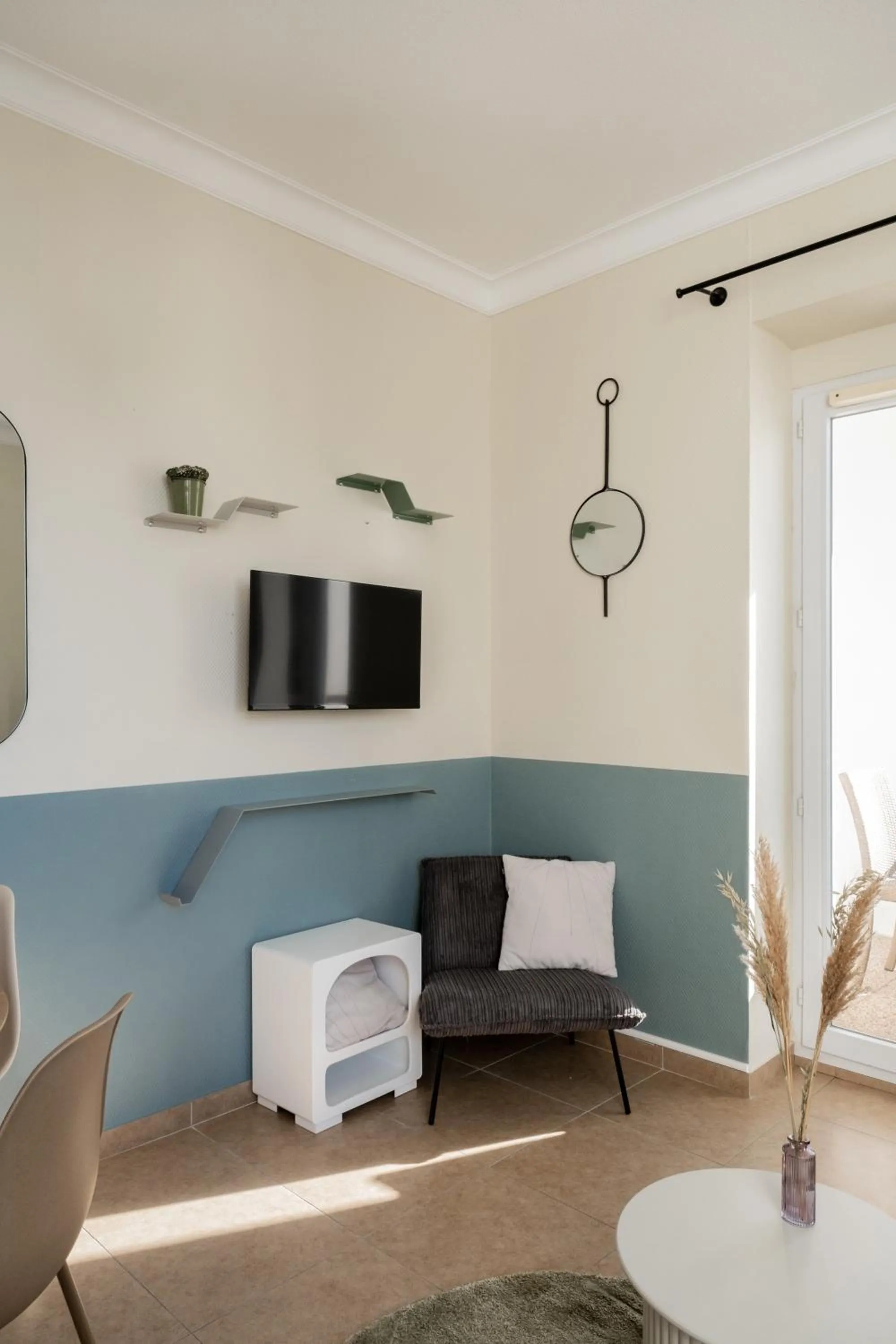 TV and multimedia in Résidence Château d'Acotz - Appartements avec piscine à 300m des Plages & Océan