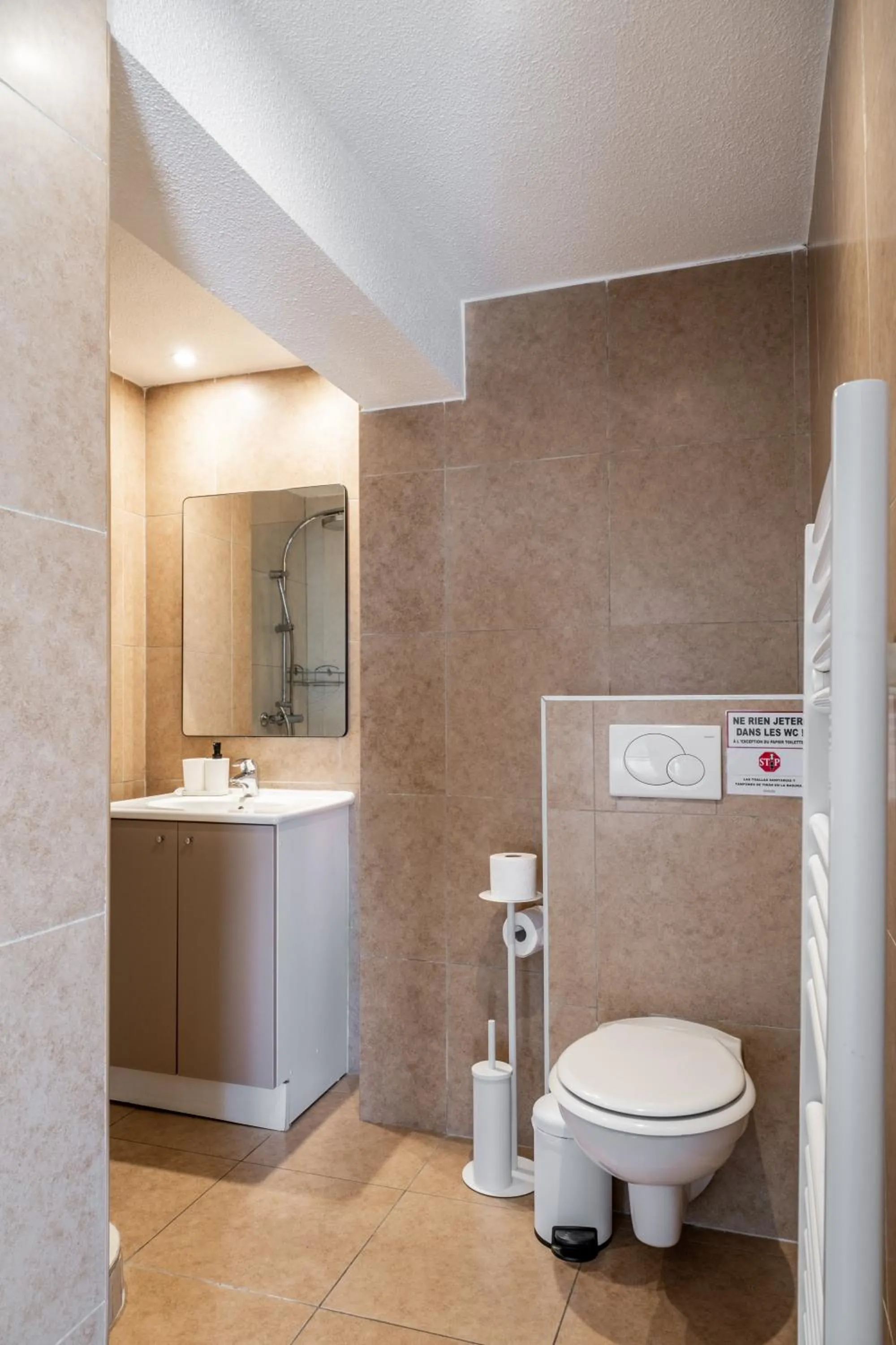 Shower in Résidence Château d'Acotz - Appartements avec piscine à 300m des Plages & Océan