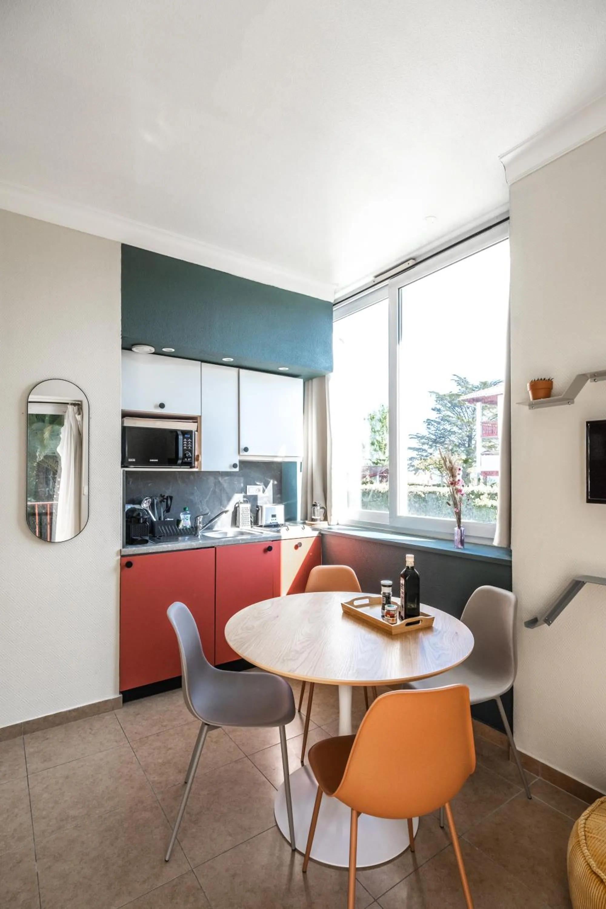 Dining area in Résidence Château d'Acotz - Appartements avec piscine à 300m des Plages & Océan