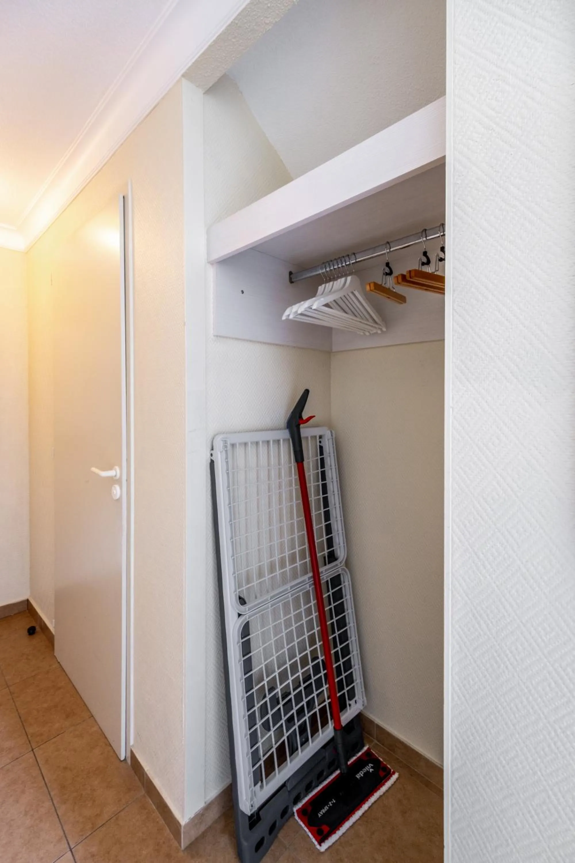 wardrobe in Résidence Château d'Acotz - Appartements avec piscine à 300m des Plages & Océan