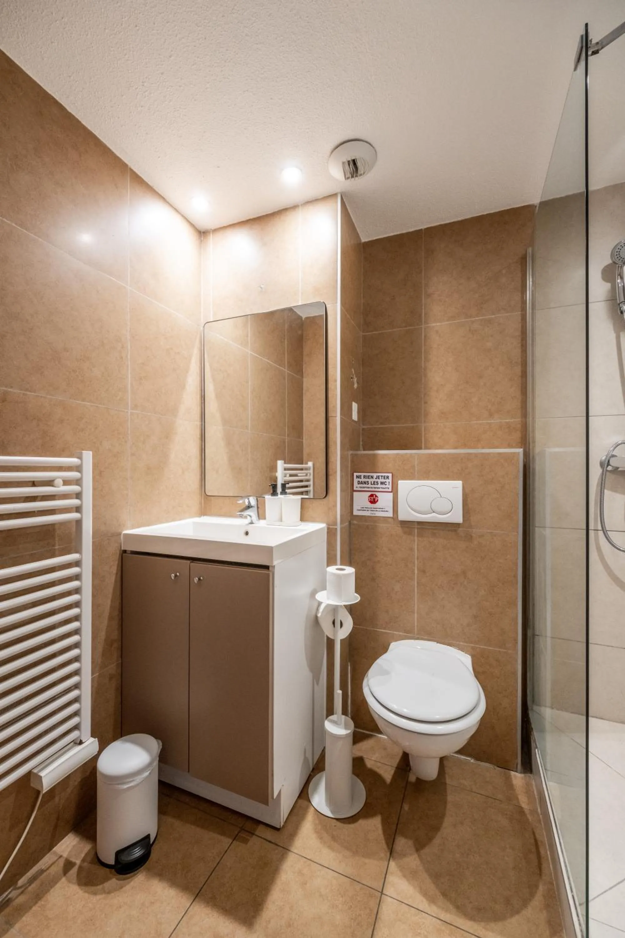 Toilet in Résidence Château d'Acotz - Appartements avec piscine à 300m des Plages & Océan