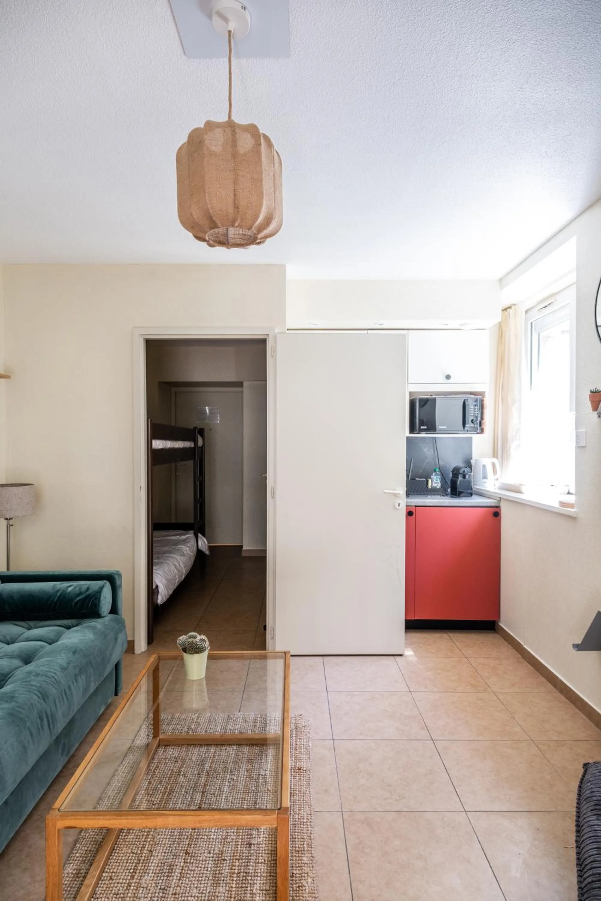 Kitchen or kitchenette in Résidence Château d'Acotz - Appartements avec piscine à 300m des Plages & Océan