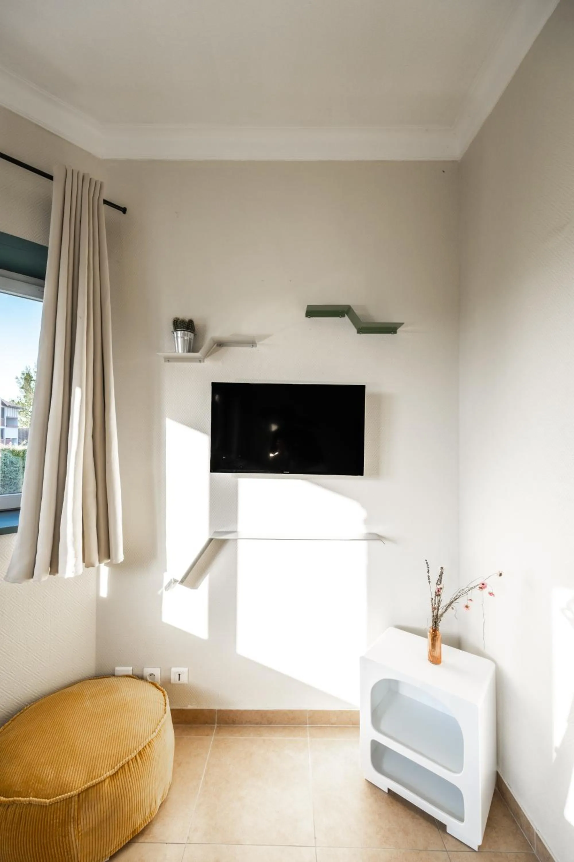 TV and multimedia in Résidence Château d'Acotz - Appartements avec piscine à 300m des Plages & Océan