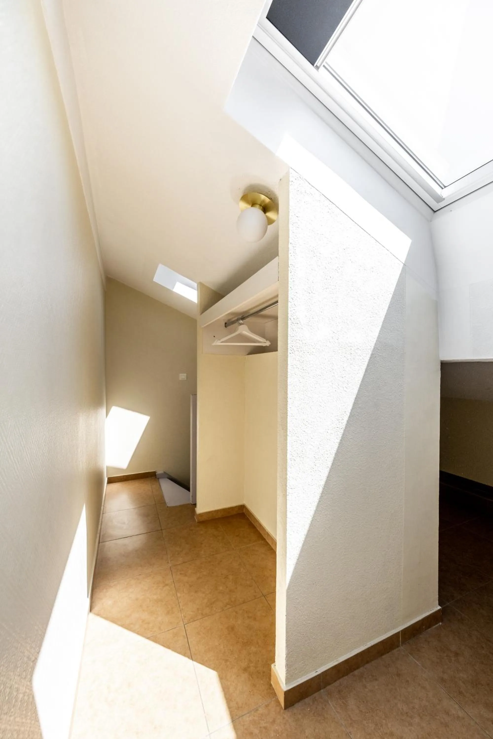 wardrobe, Bed in Résidence Château d'Acotz - Appartements avec piscine à 300m des Plages & Océan