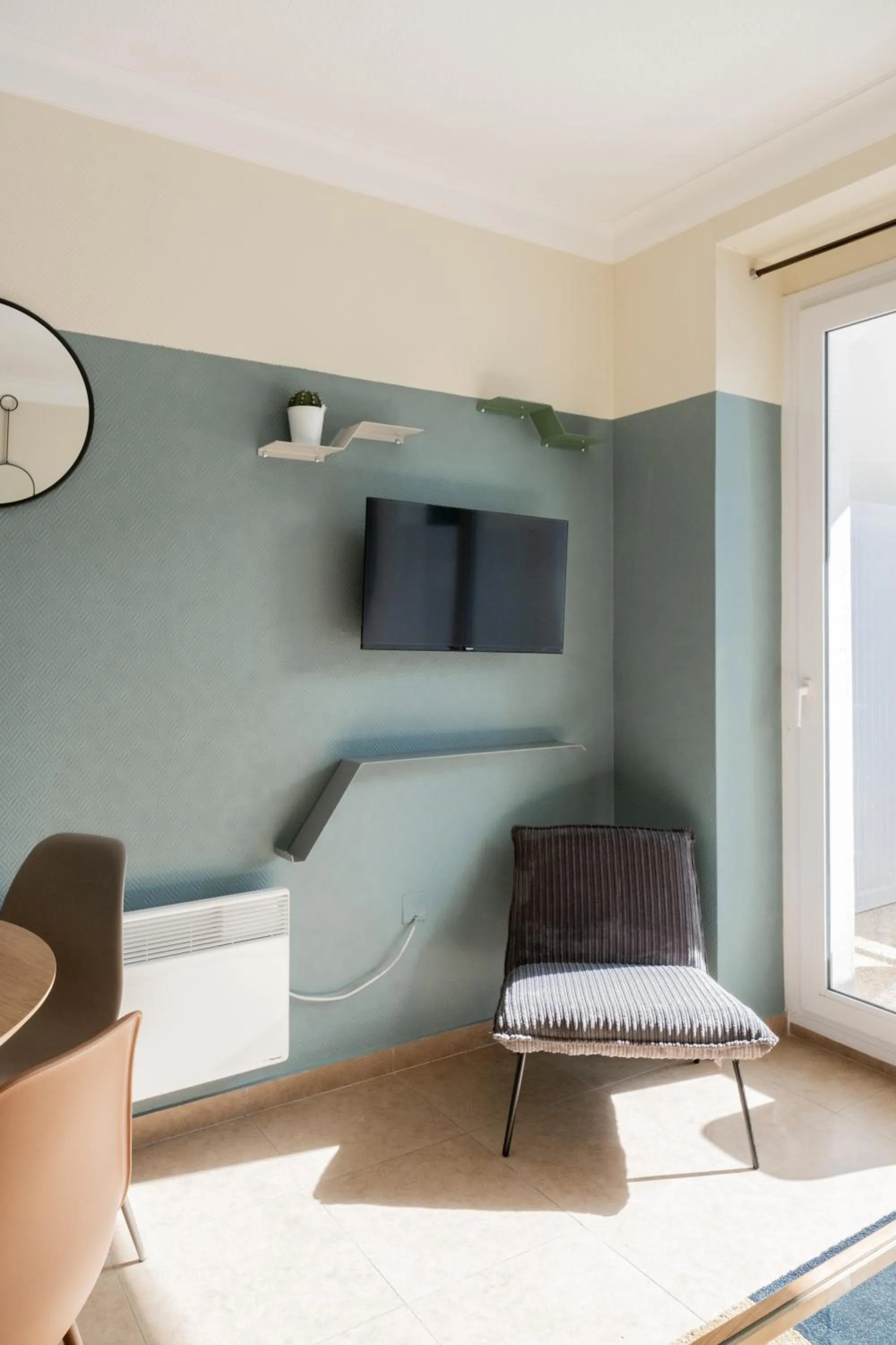 TV and multimedia in Résidence Château d'Acotz - Appartements avec piscine à 300m des Plages & Océan