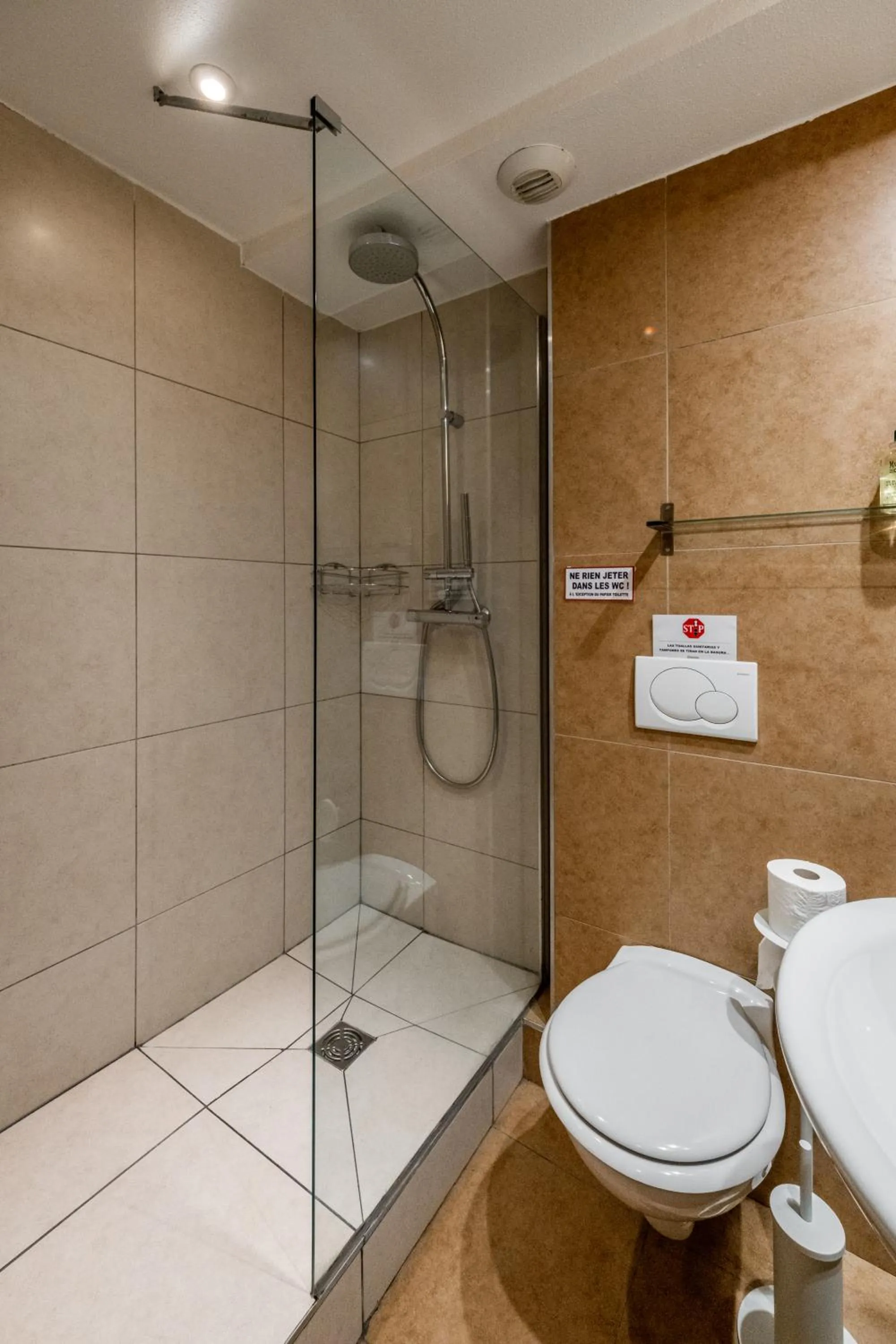 Shower in Résidence Château d'Acotz - Appartements avec piscine à 300m des Plages & Océan