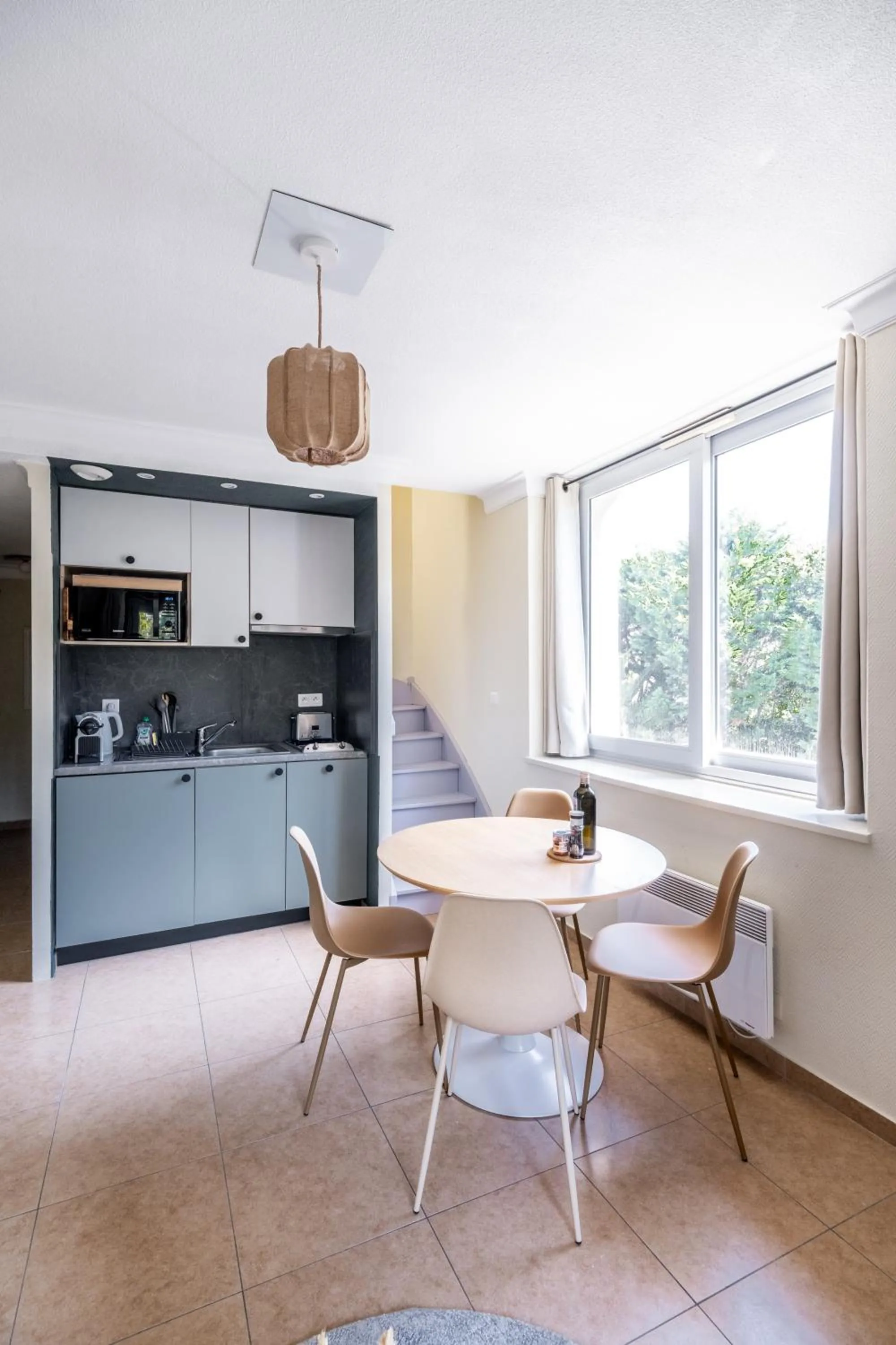 Dining area in Résidence Château d'Acotz - Appartements avec piscine à 300m des Plages & Océan