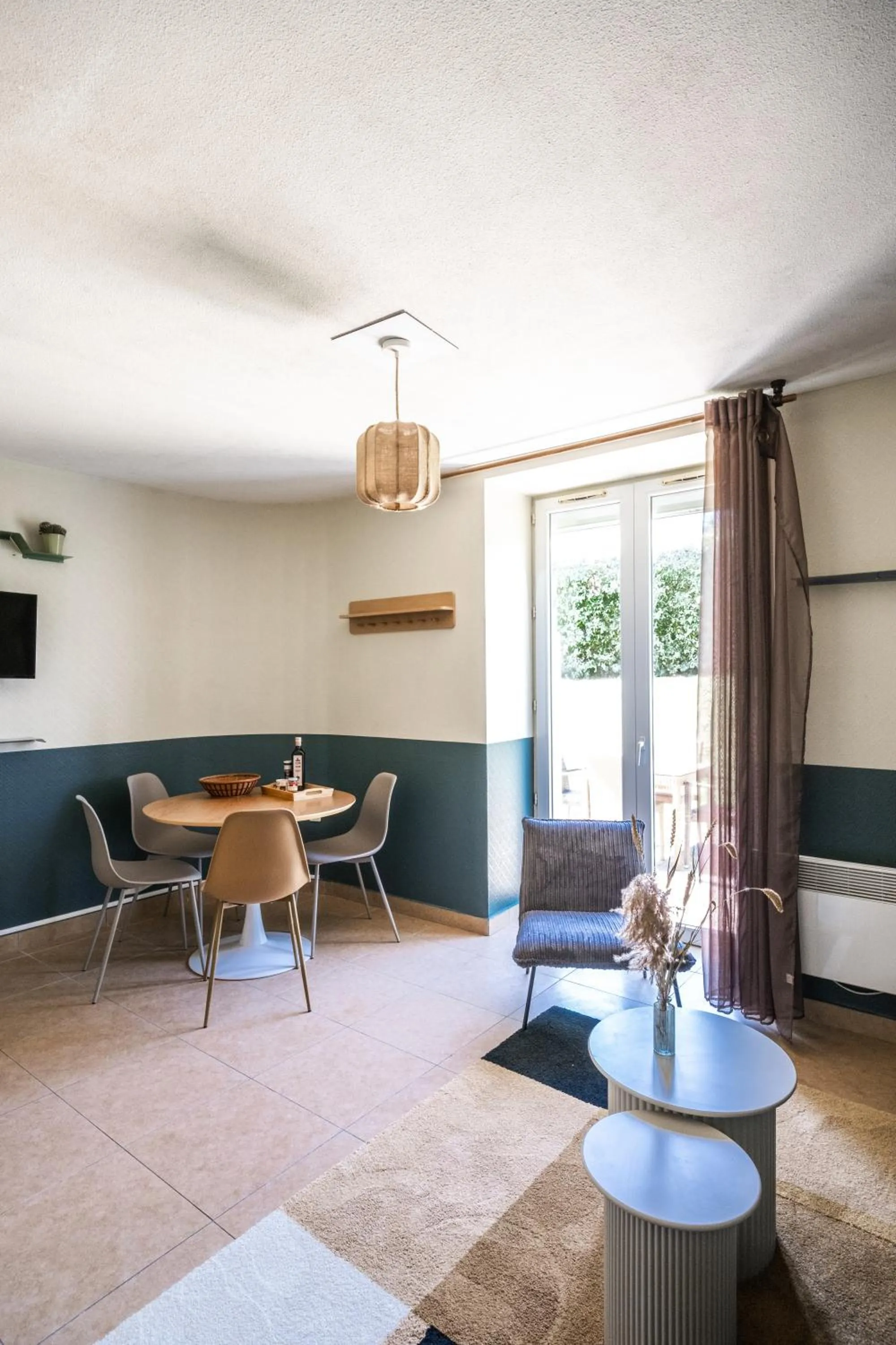 Dining area in Résidence Château d'Acotz - Appartements avec piscine à 300m des Plages & Océan