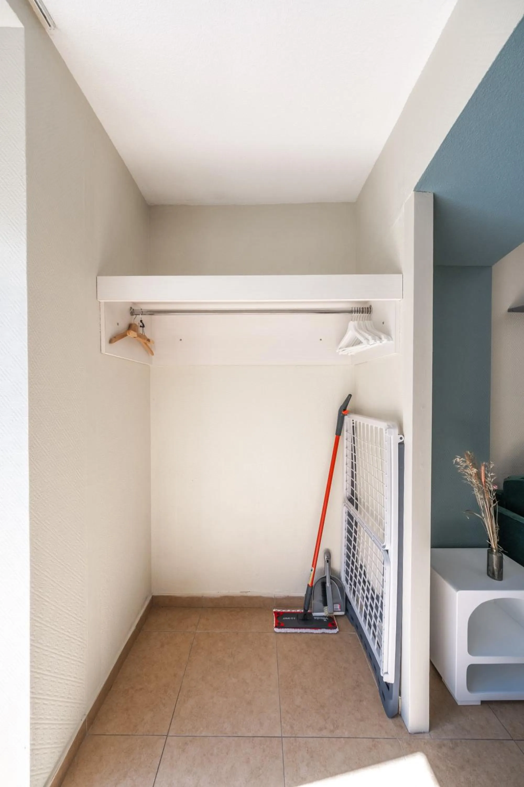 wardrobe in Résidence Château d'Acotz - Appartements avec piscine à 300m des Plages & Océan