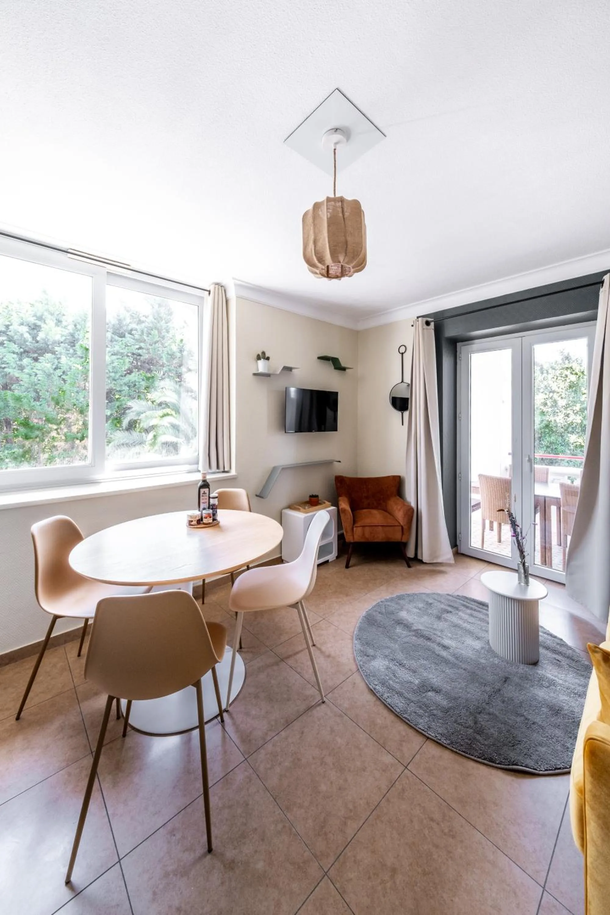 Dining area in Résidence Château d'Acotz - Appartements avec piscine à 300m des Plages & Océan