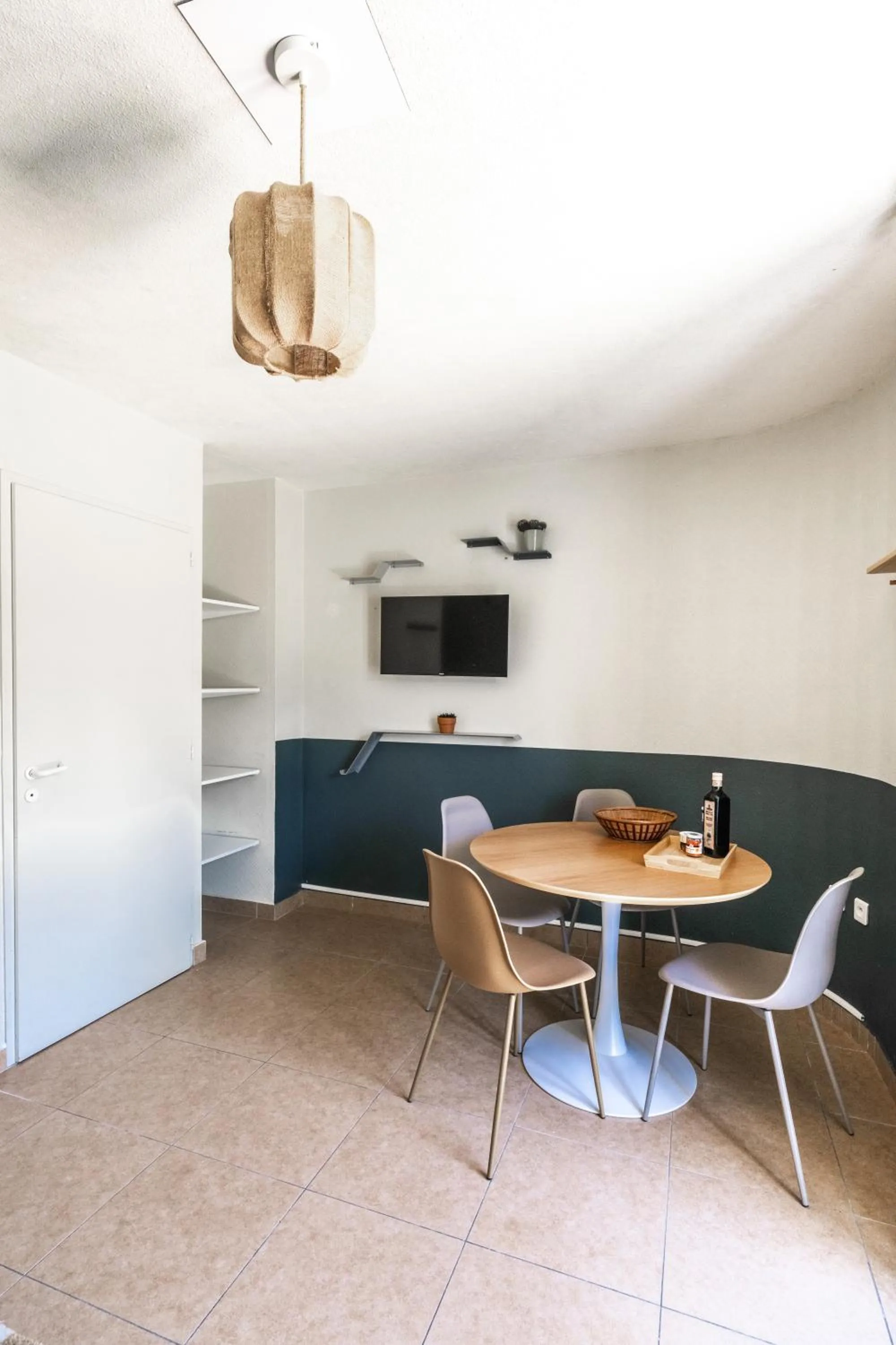 Dining area in Résidence Château d'Acotz - Appartements avec piscine à 300m des Plages & Océan