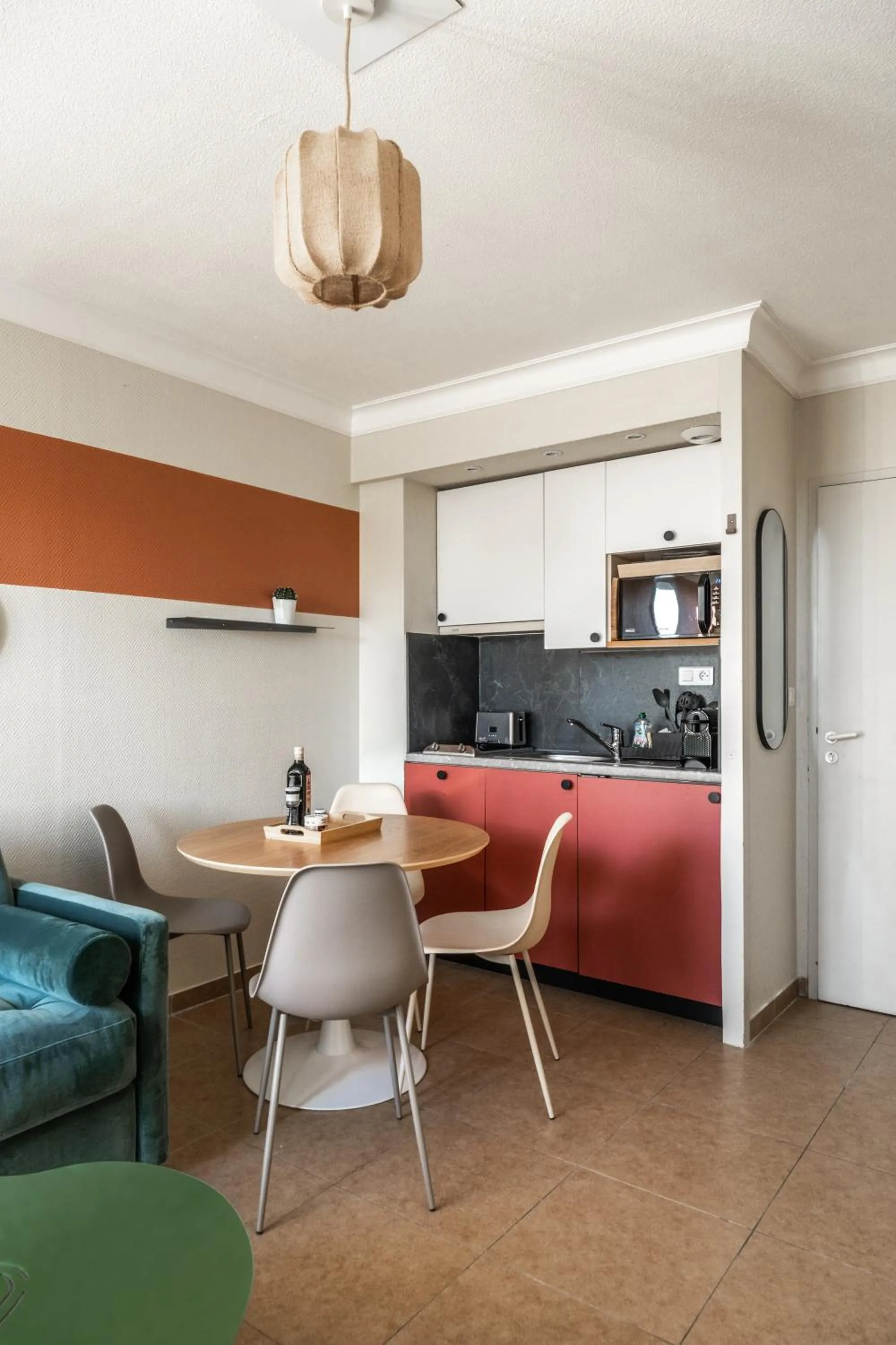 Seating area in Résidence Château d'Acotz - Appartements avec piscine à 300m des Plages & Océan