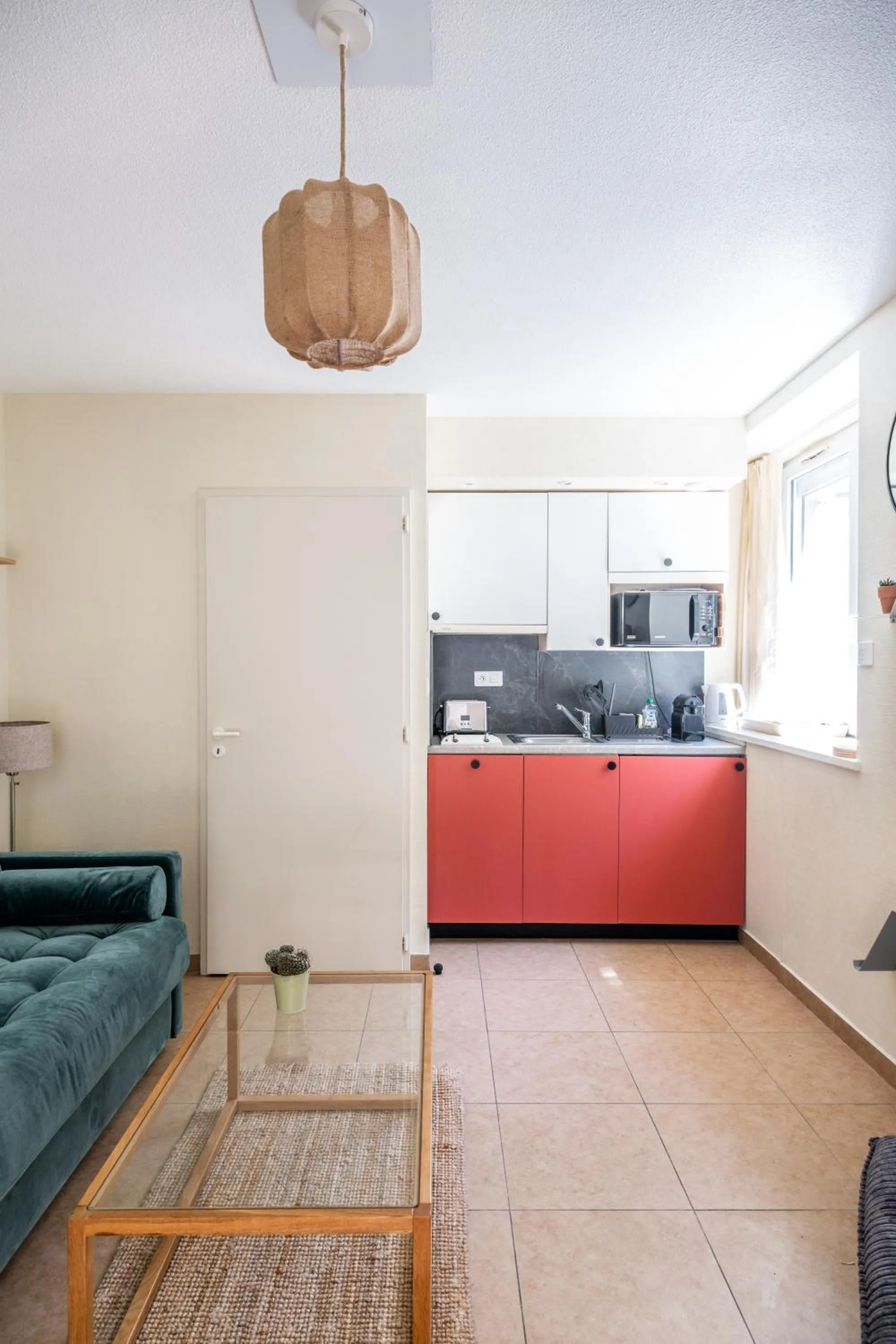 Kitchen or kitchenette, Bed in Résidence Château d'Acotz - Appartements avec piscine à 300m des Plages & Océan