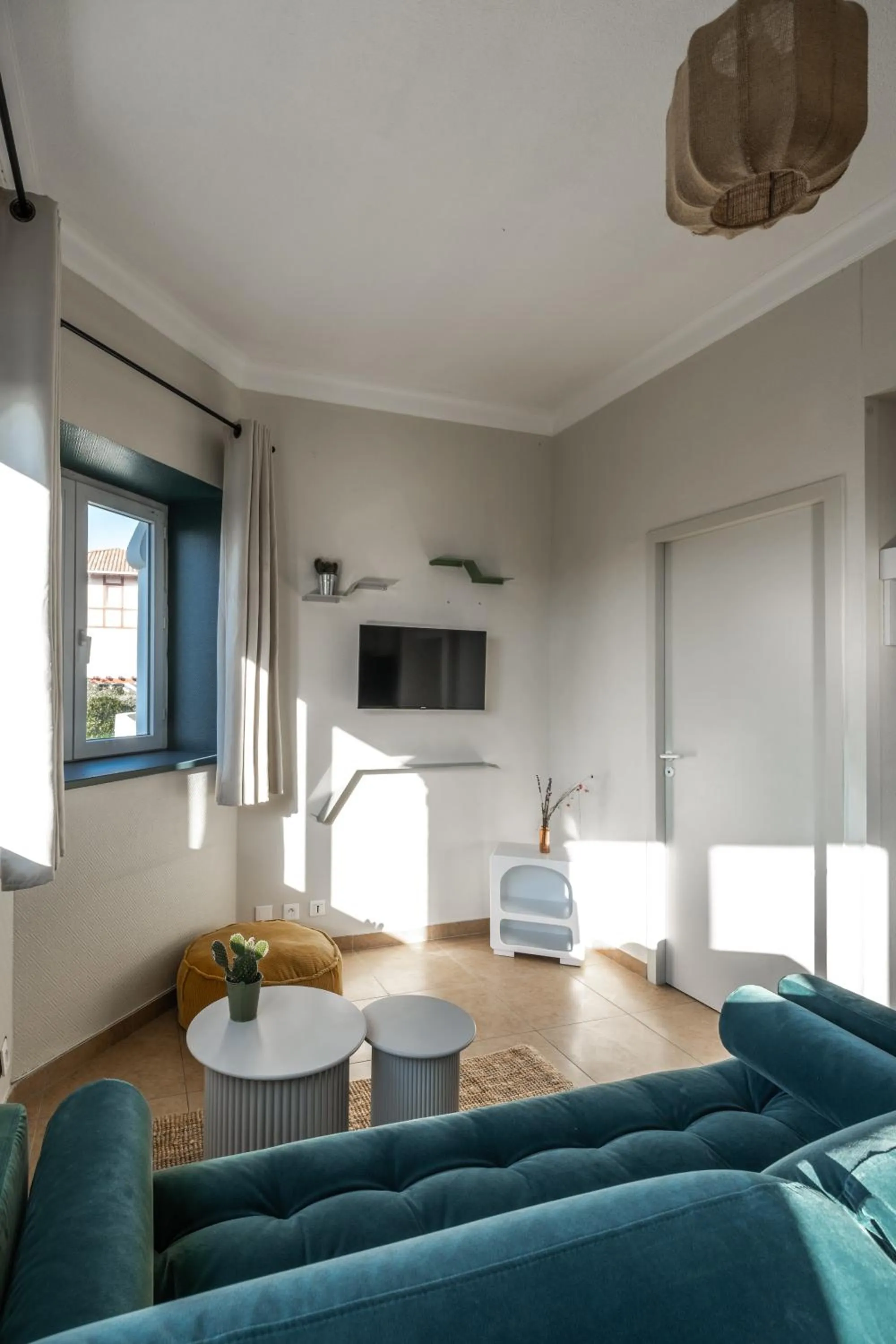 TV and multimedia in Résidence Château d'Acotz - Appartements avec piscine à 300m des Plages & Océan