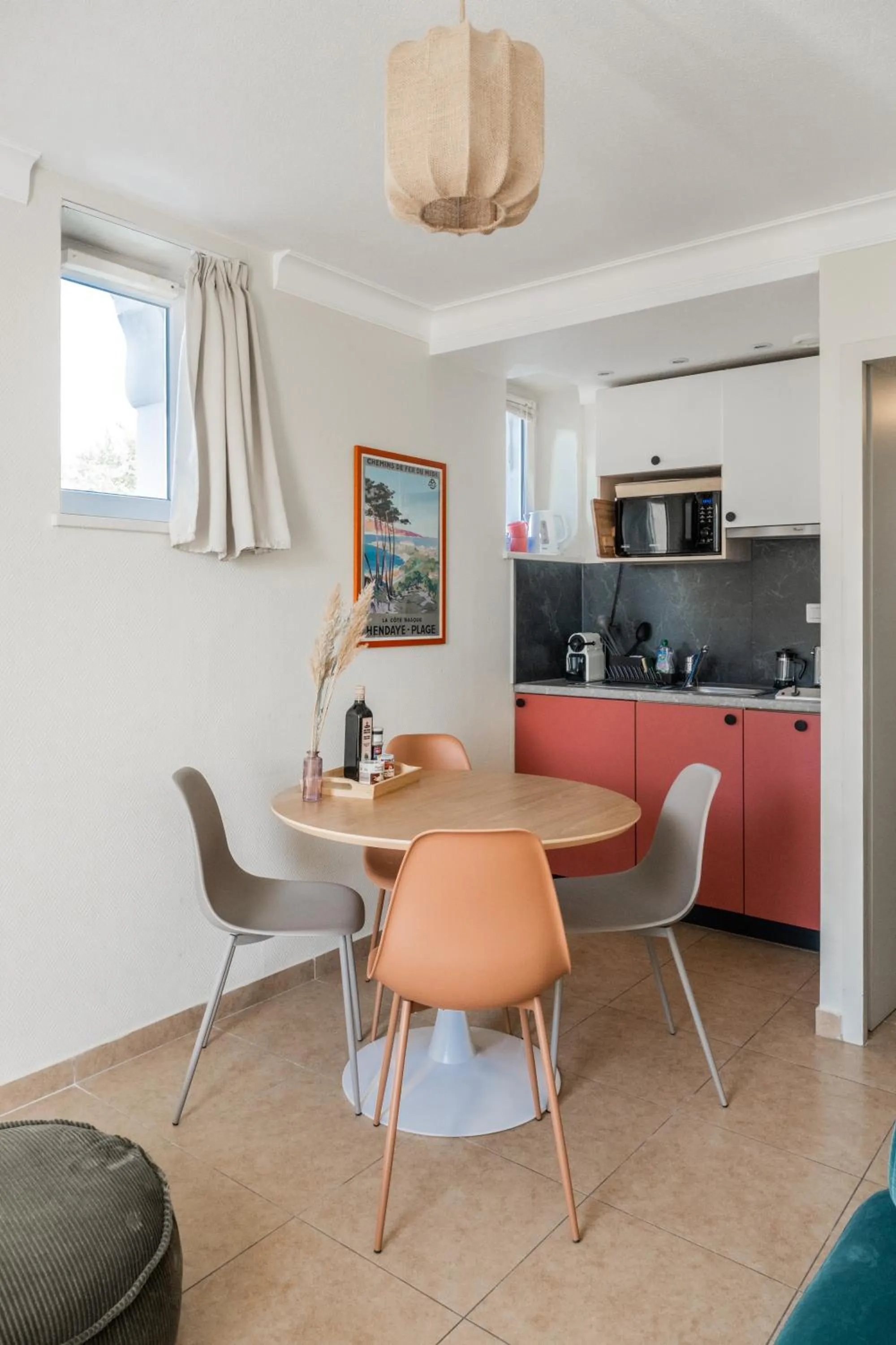 Kitchen or kitchenette in Résidence Château d'Acotz - Appartements avec piscine à 300m des Plages & Océan