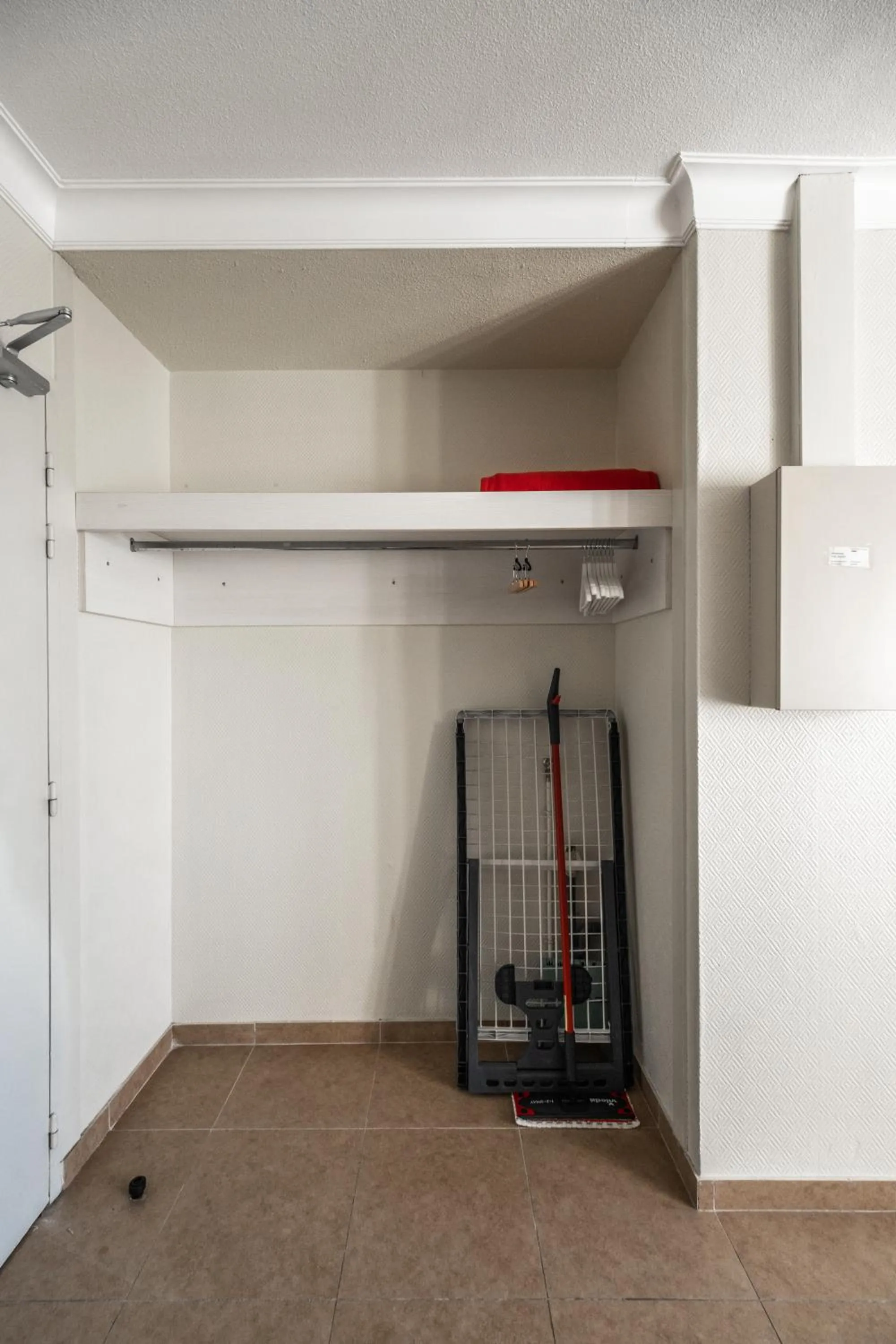 wardrobe in Résidence Château d'Acotz - Appartements avec piscine à 300m des Plages & Océan