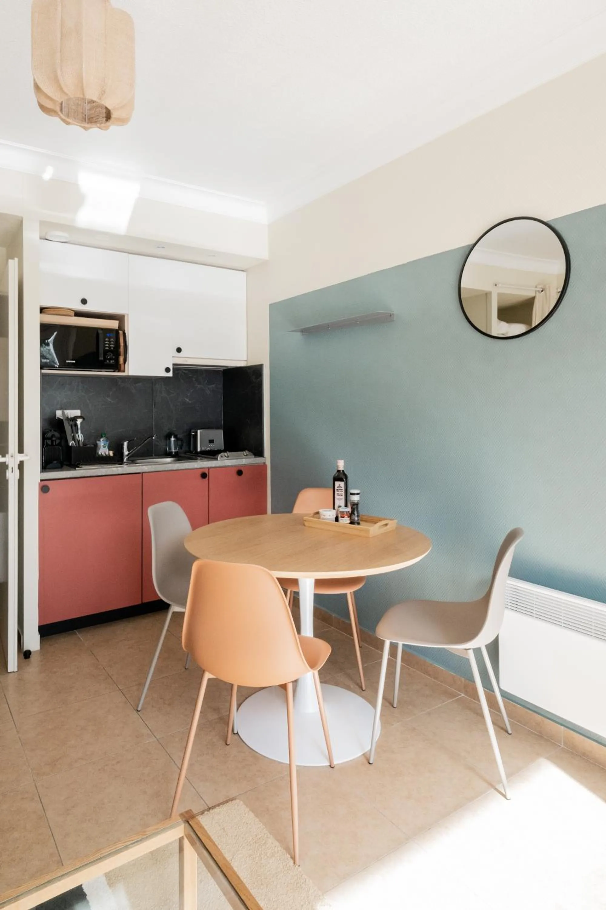 Kitchen or kitchenette in Résidence Château d'Acotz - Appartements avec piscine à 300m des Plages & Océan