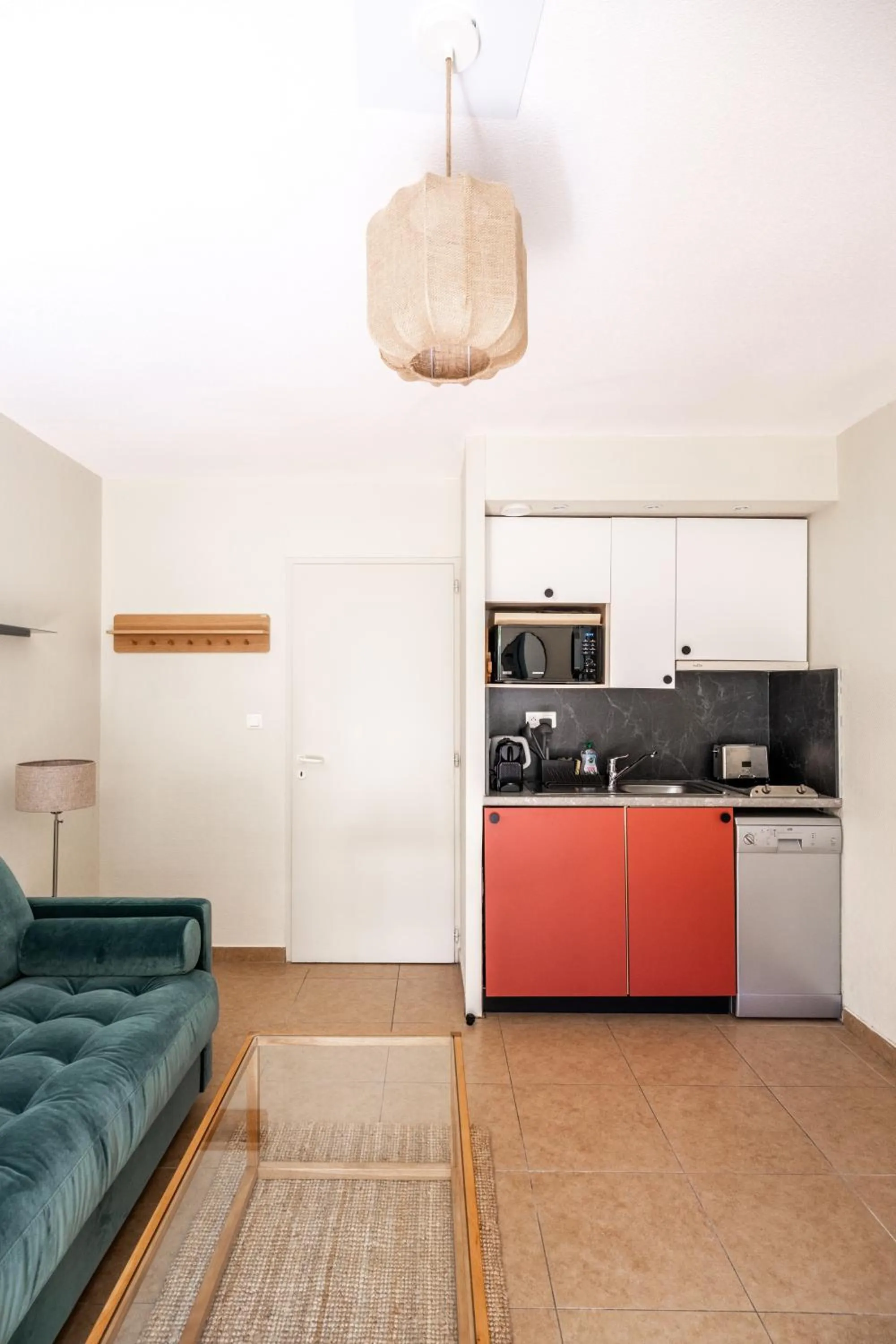 Kitchen or kitchenette in Résidence Château d'Acotz - Appartements avec piscine à 300m des Plages & Océan