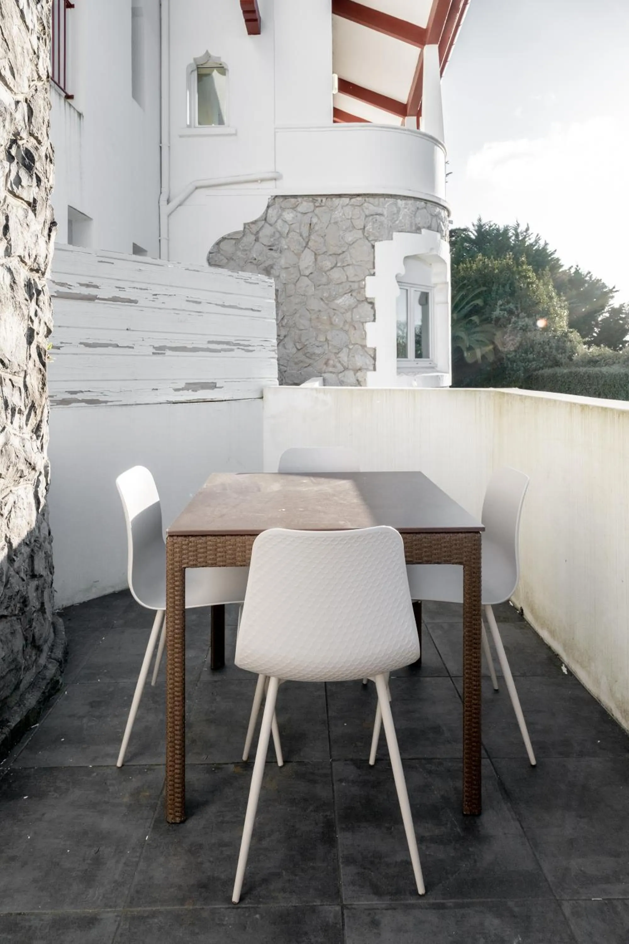 Balcony/Terrace in Résidence Château d'Acotz - Appartements avec piscine à 300m des Plages & Océan