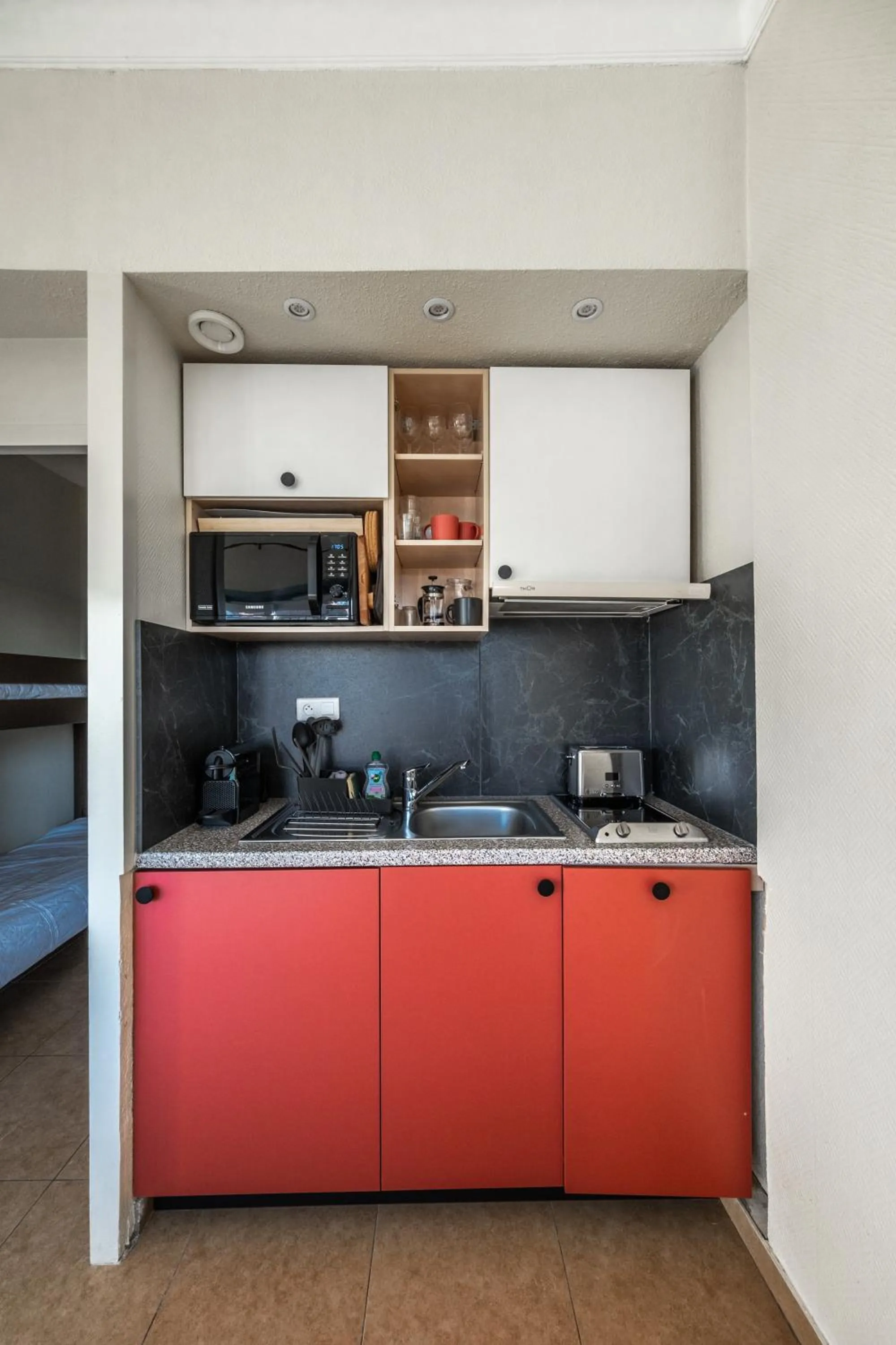 stove in Résidence Château d'Acotz - Appartements avec piscine à 300m des Plages & Océan