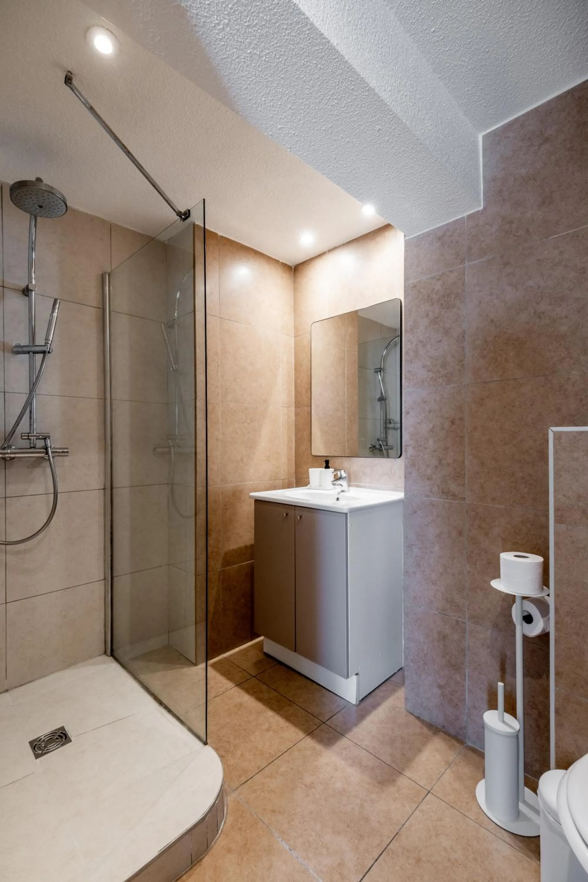 Shower in Résidence Château d'Acotz - Appartements avec piscine à 300m des Plages & Océan