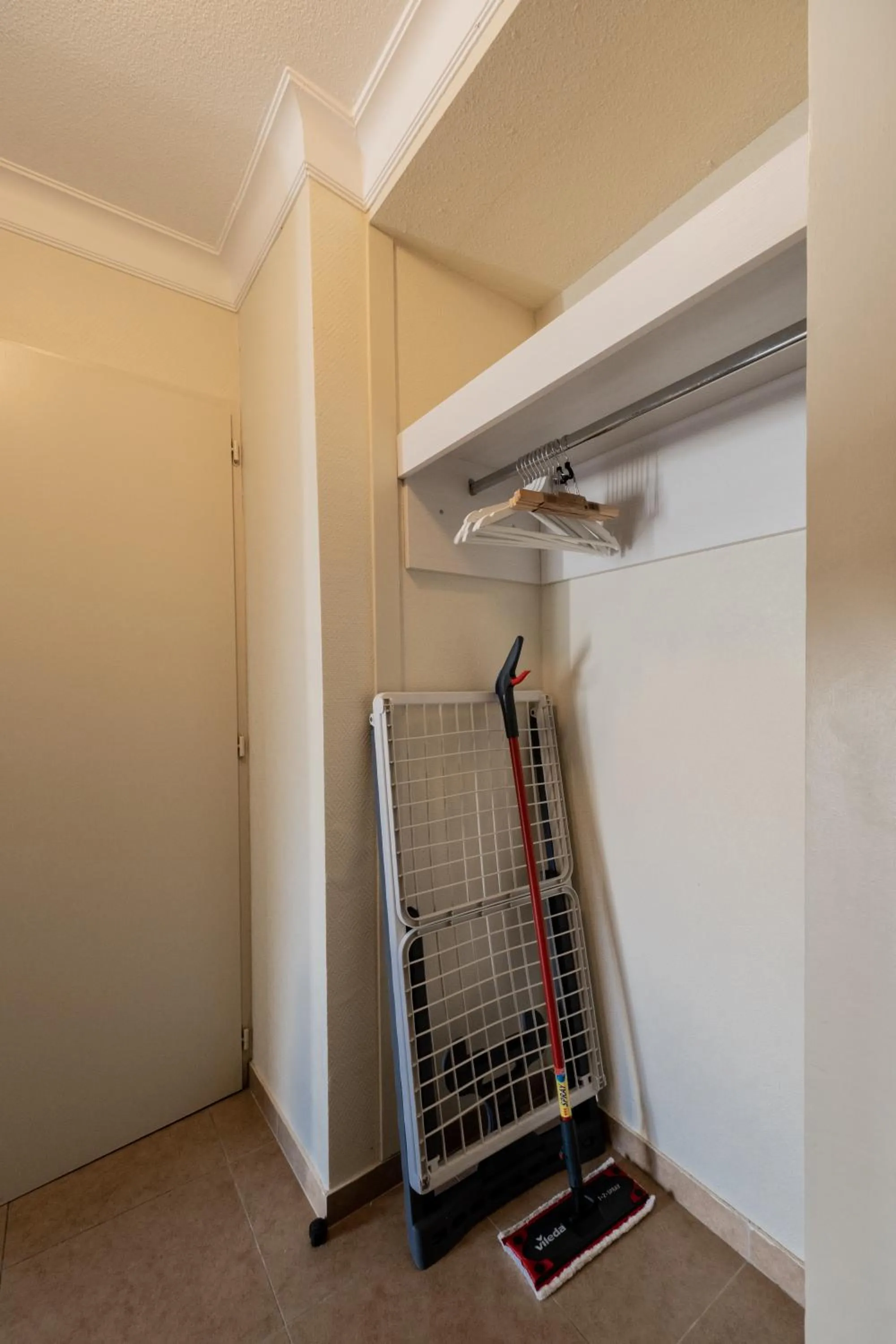 wardrobe in Résidence Château d'Acotz - Appartements avec piscine à 300m des Plages & Océan