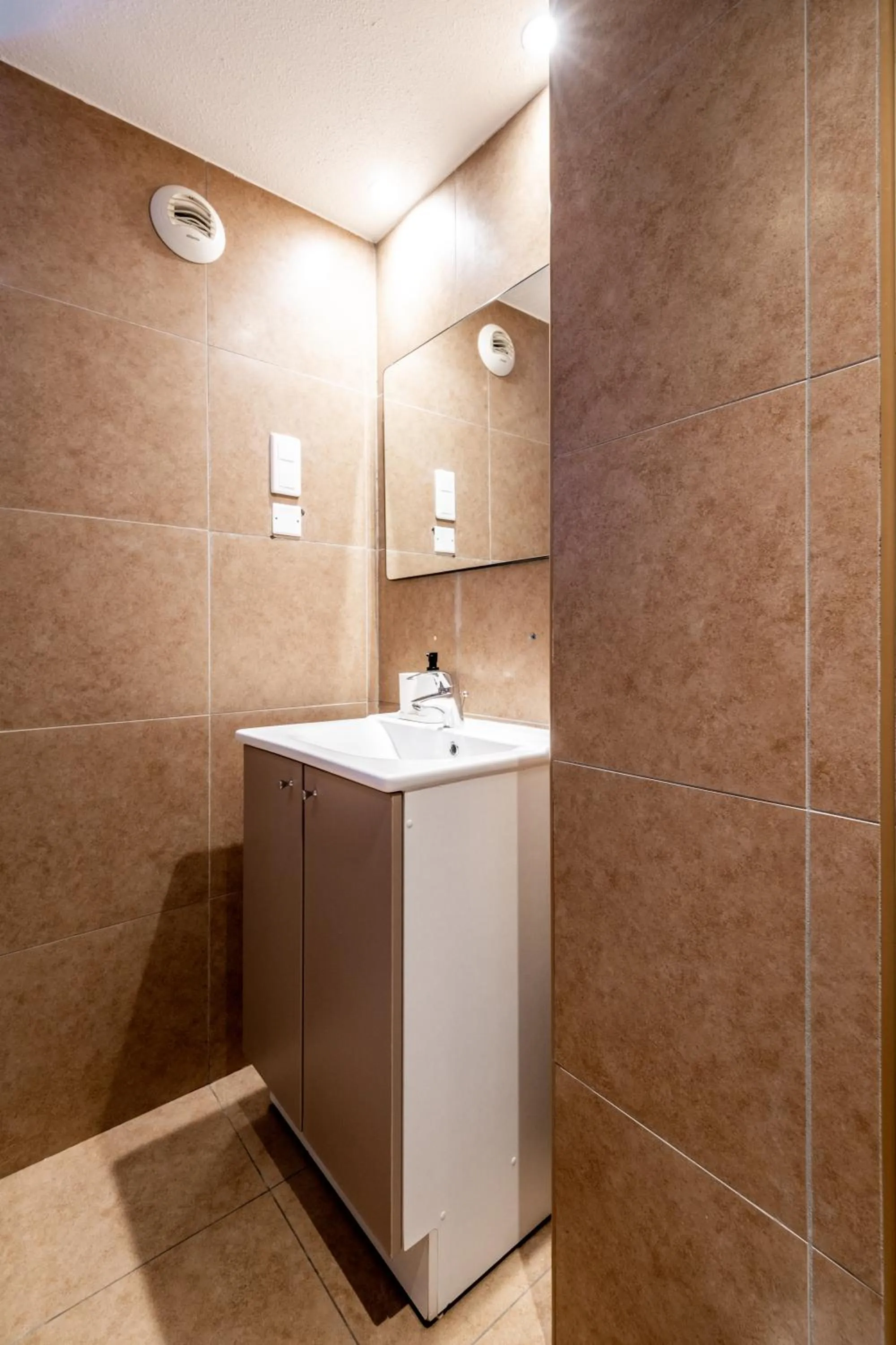 Bathroom in Résidence Château d'Acotz - Appartements avec piscine à 300m des Plages & Océan