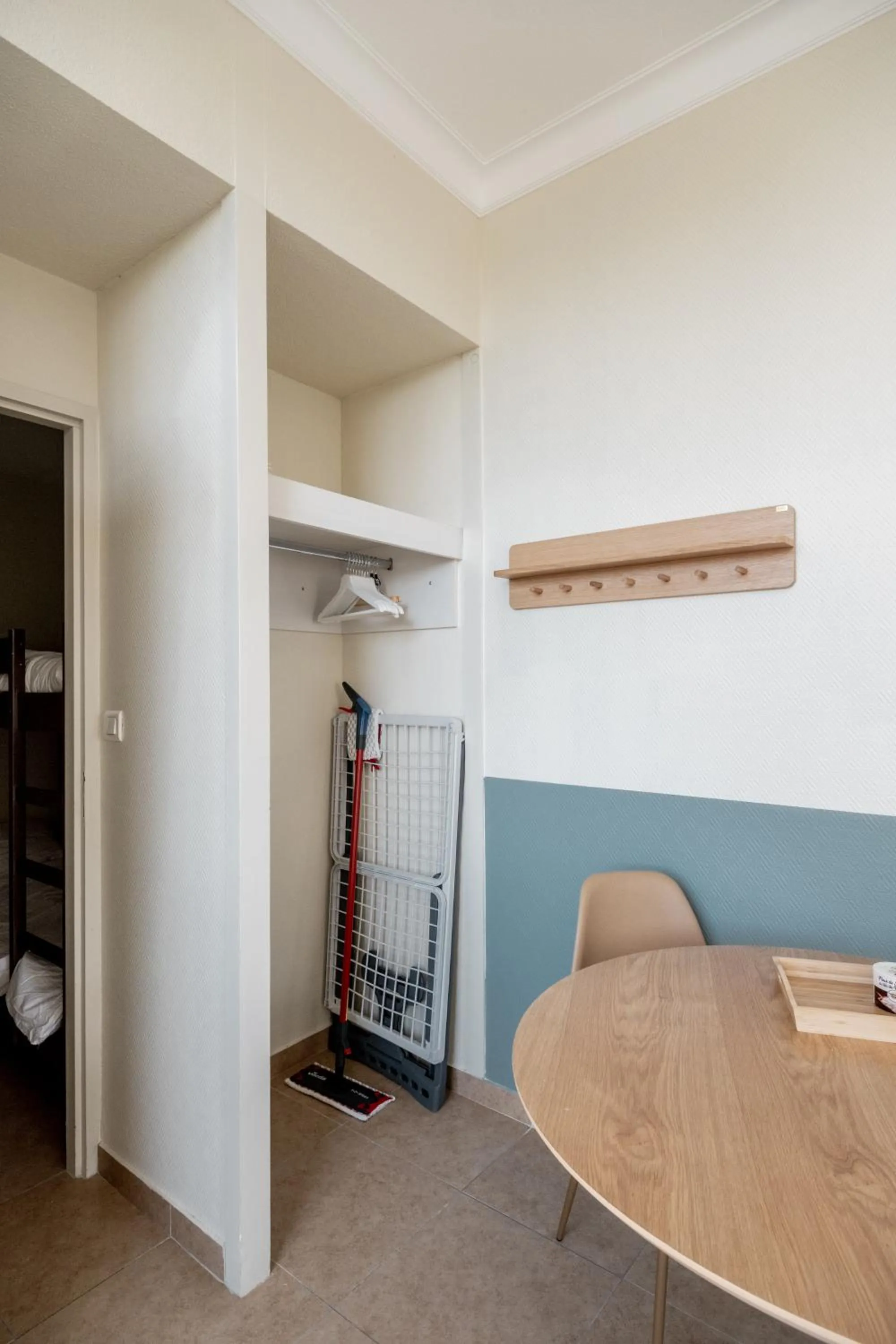 wardrobe in Résidence Château d'Acotz - Appartements avec piscine à 300m des Plages & Océan