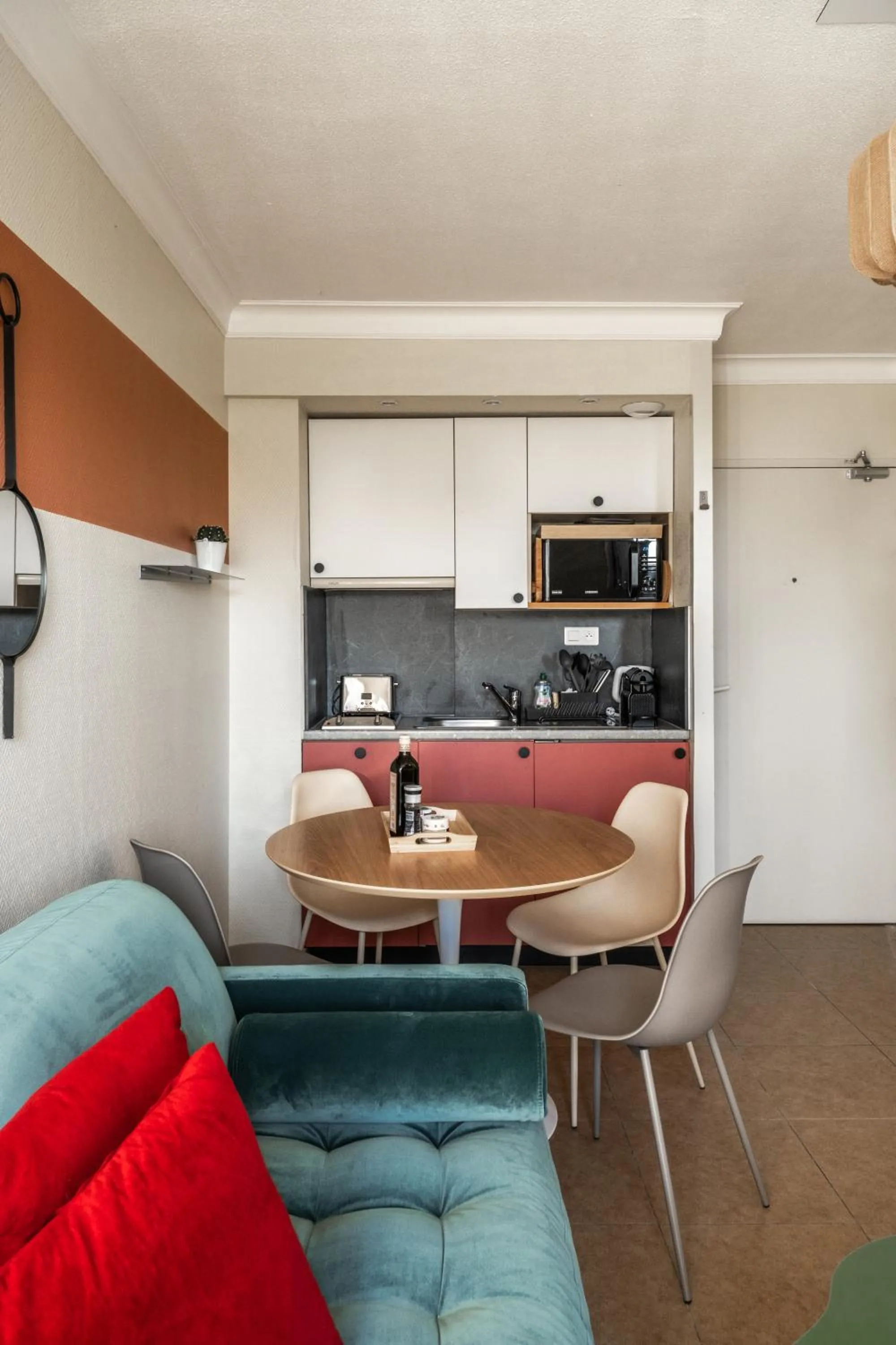 Kitchen or kitchenette in Résidence Château d'Acotz - Appartements avec piscine à 300m des Plages & Océan