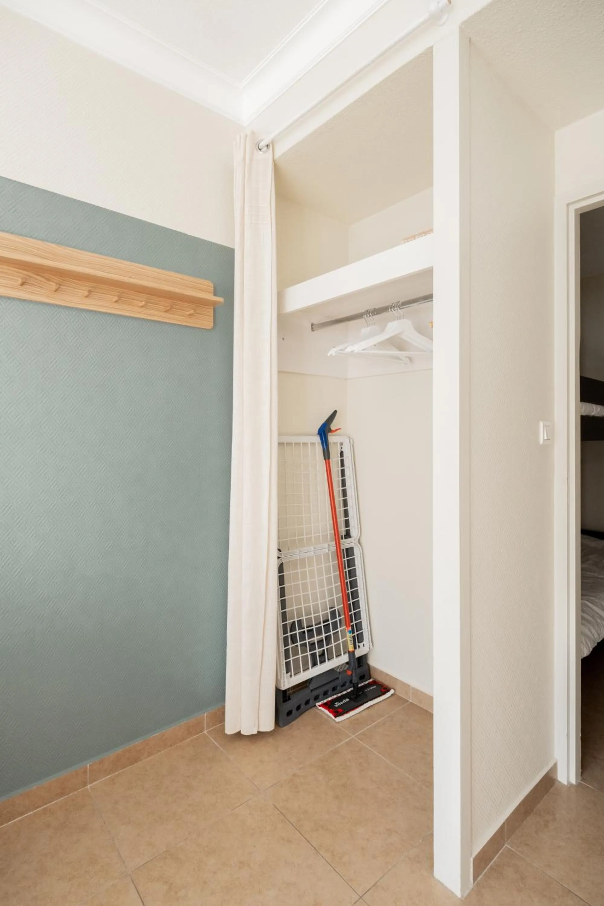 wardrobe in Résidence Château d'Acotz - Appartements avec piscine à 300m des Plages & Océan