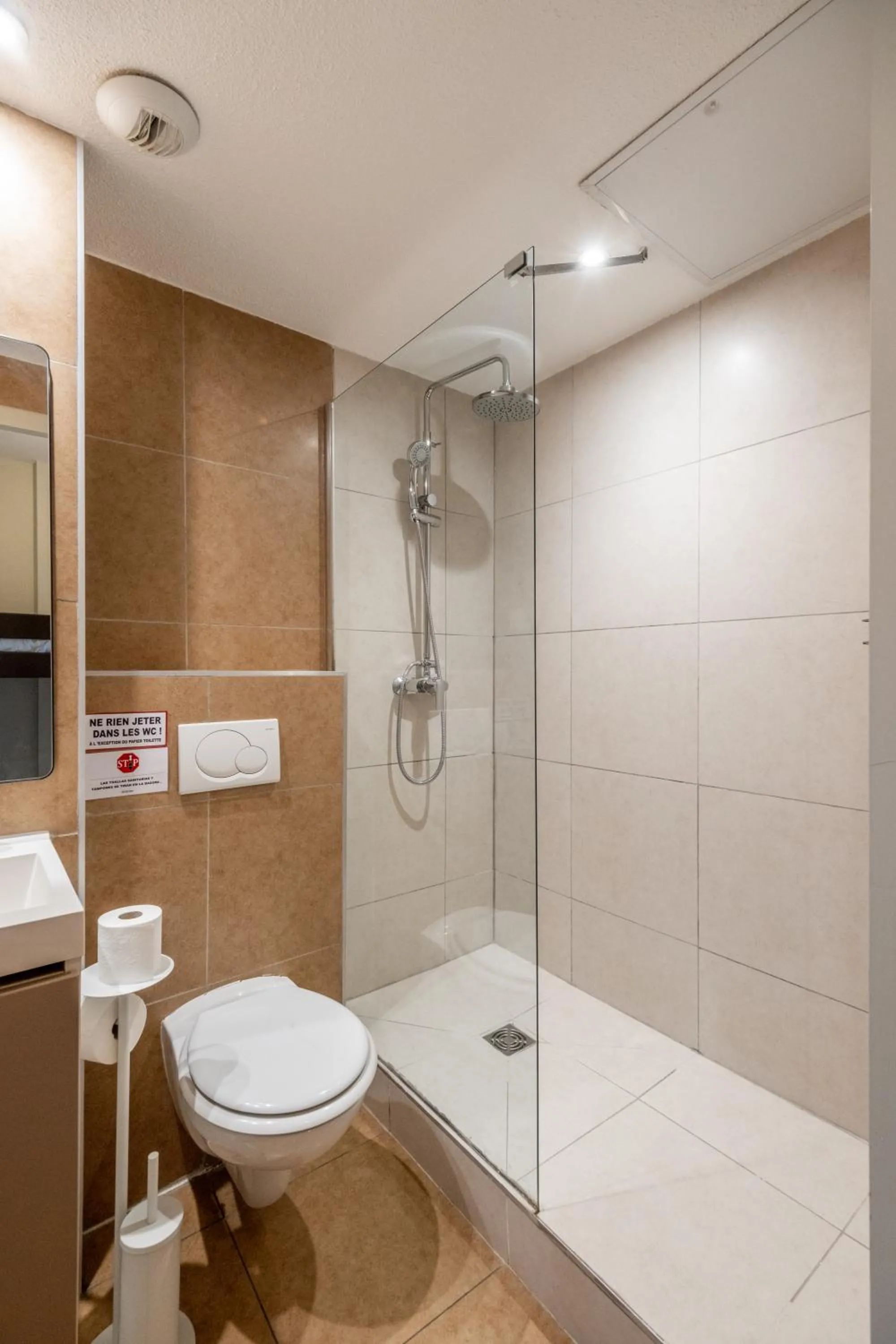 Shower in Résidence Château d'Acotz - Appartements avec piscine à 300m des Plages & Océan