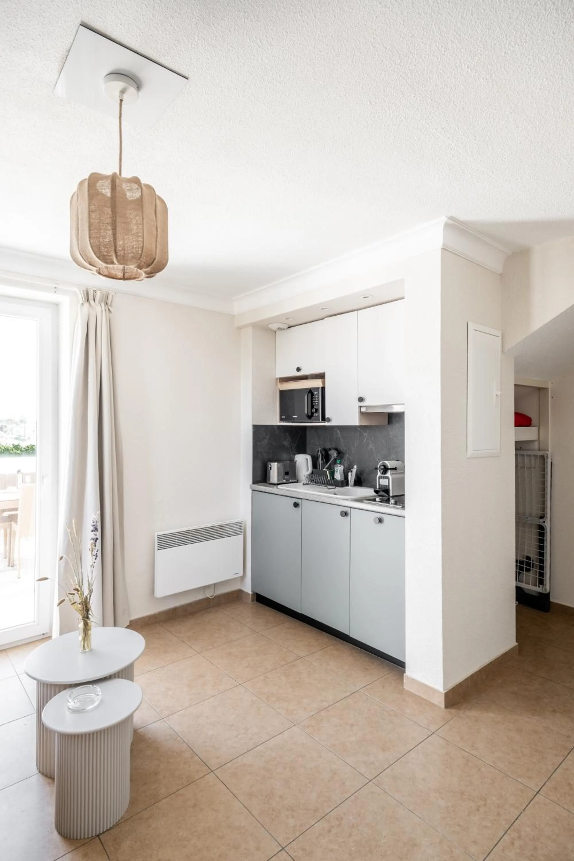 Kitchen or kitchenette in Résidence Château d'Acotz - Appartements avec piscine à 300m des Plages & Océan