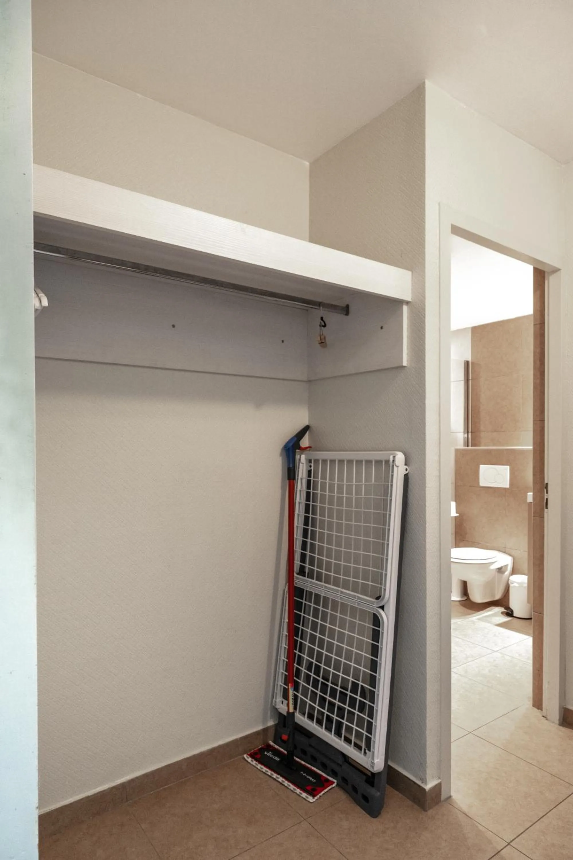 wardrobe in Résidence Château d'Acotz - Appartements avec piscine à 300m des Plages & Océan