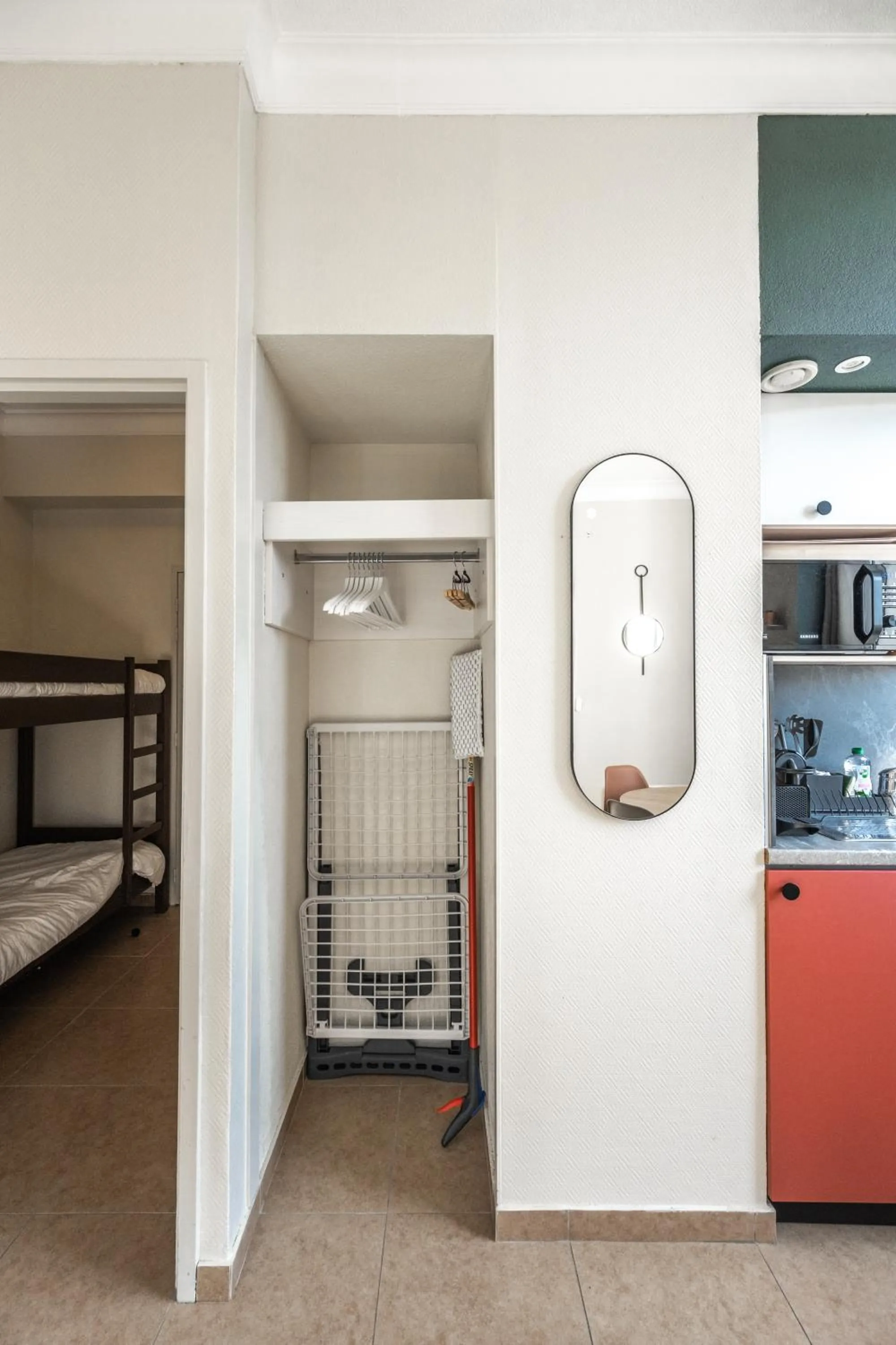 wardrobe, Bed in Résidence Château d'Acotz - Appartements avec piscine à 300m des Plages & Océan