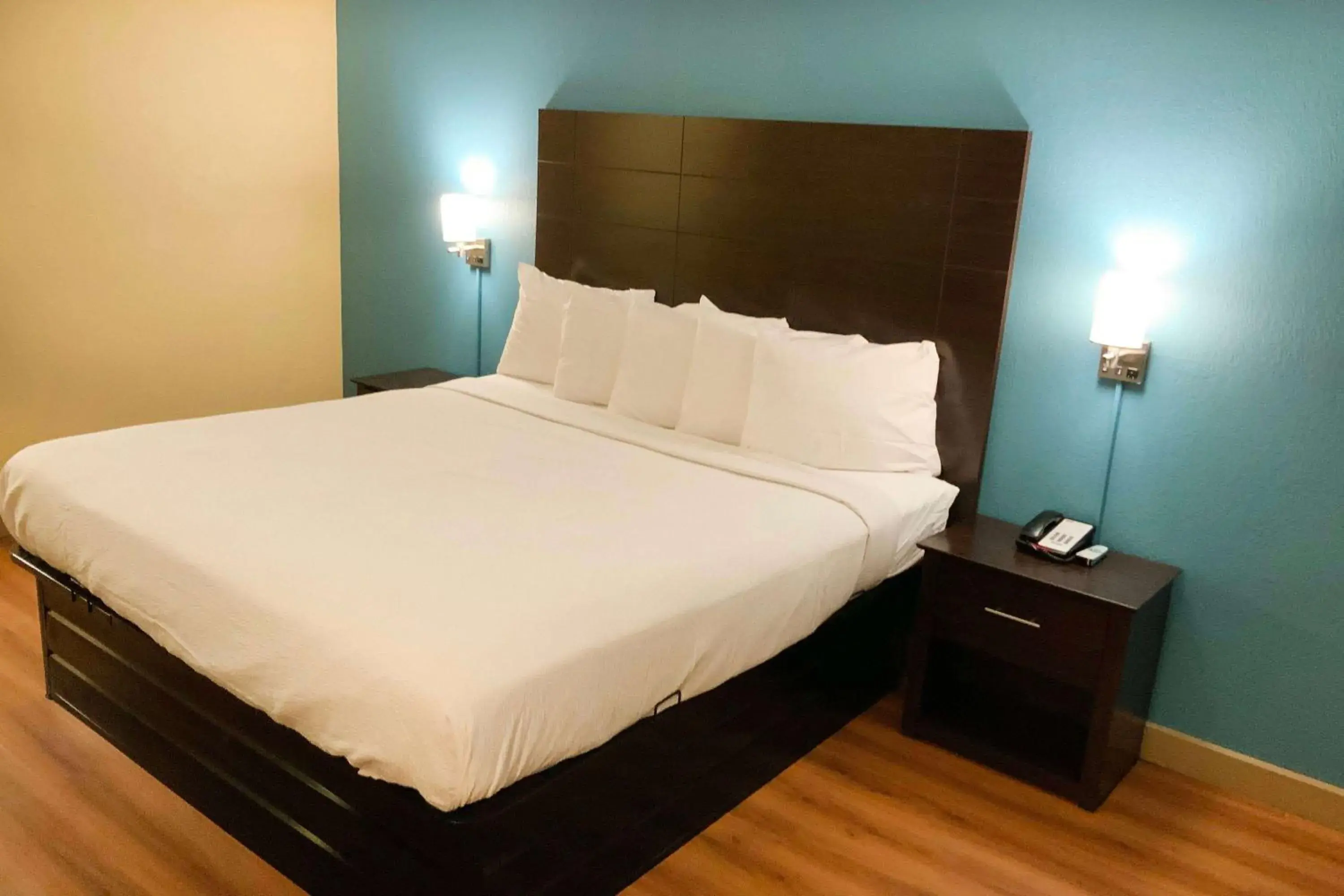 Photo of the whole room, Bed in Town & Country Inn Photo of the whole room, Bed in Town & Country Inn