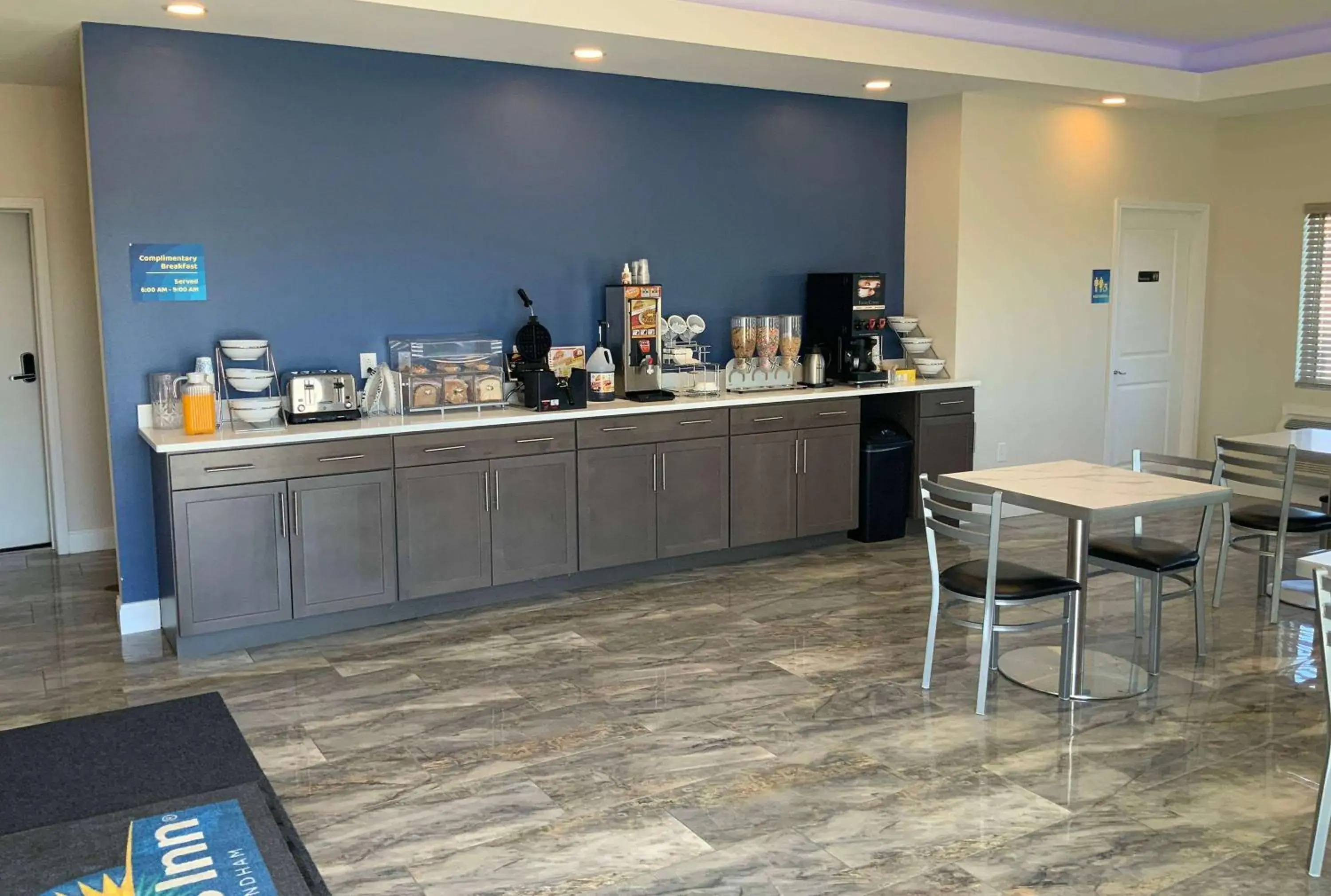 Breakfast in Town & Country Inn Breakfast in Town & Country Inn