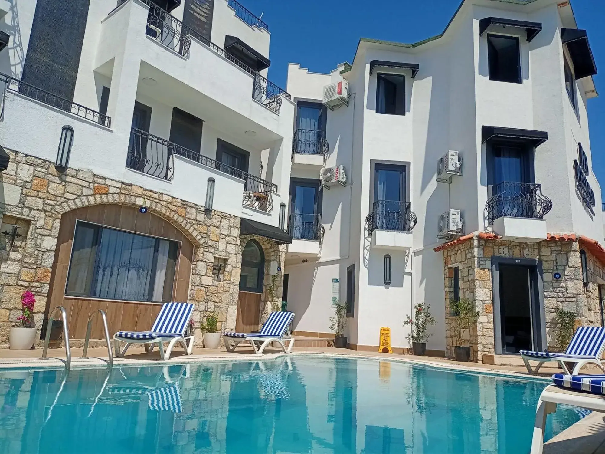 Property building in WB Weekend Otel Property building in WB Weekend Otel