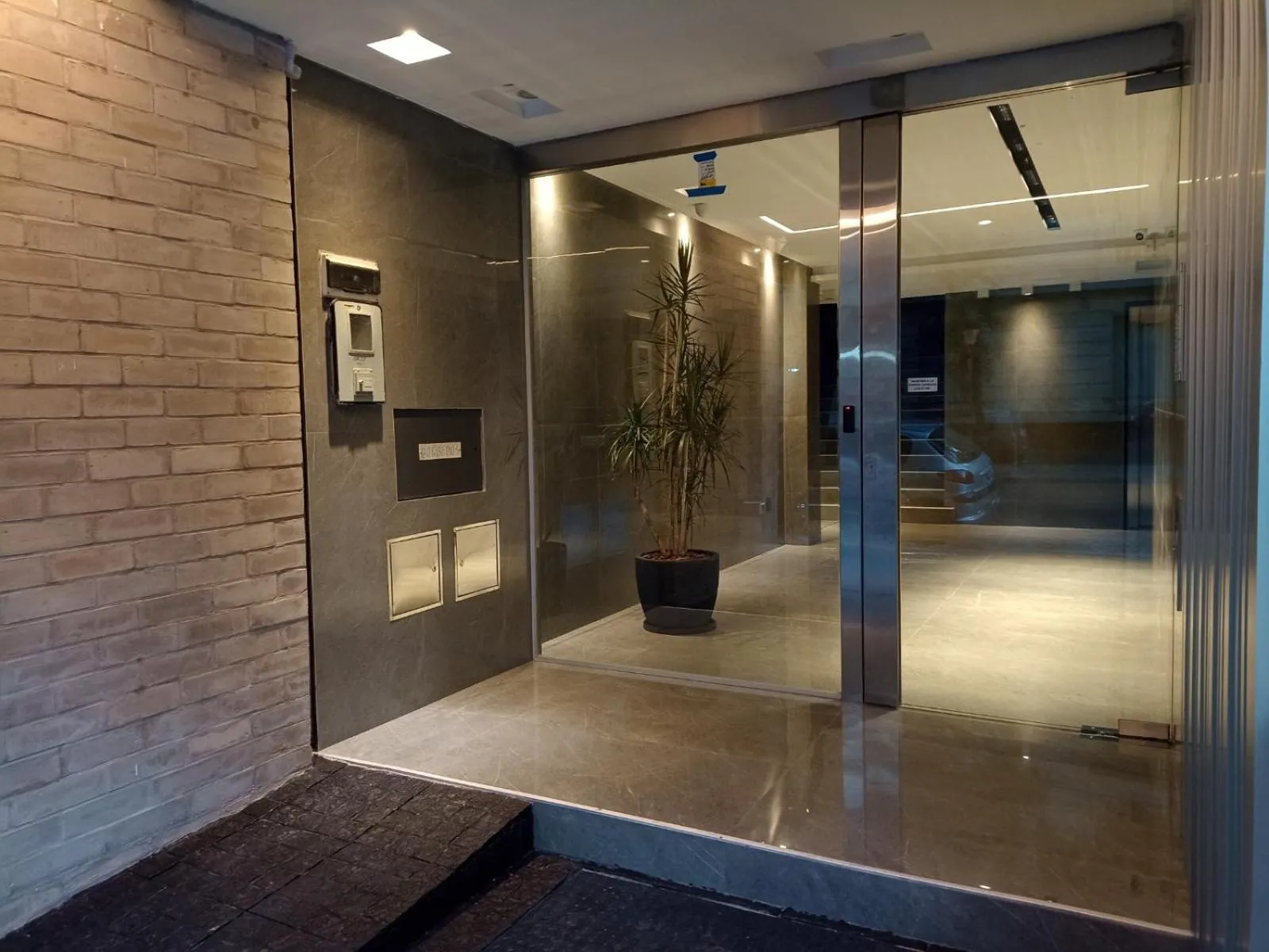 Facade/entrance in In House BA - Le coq