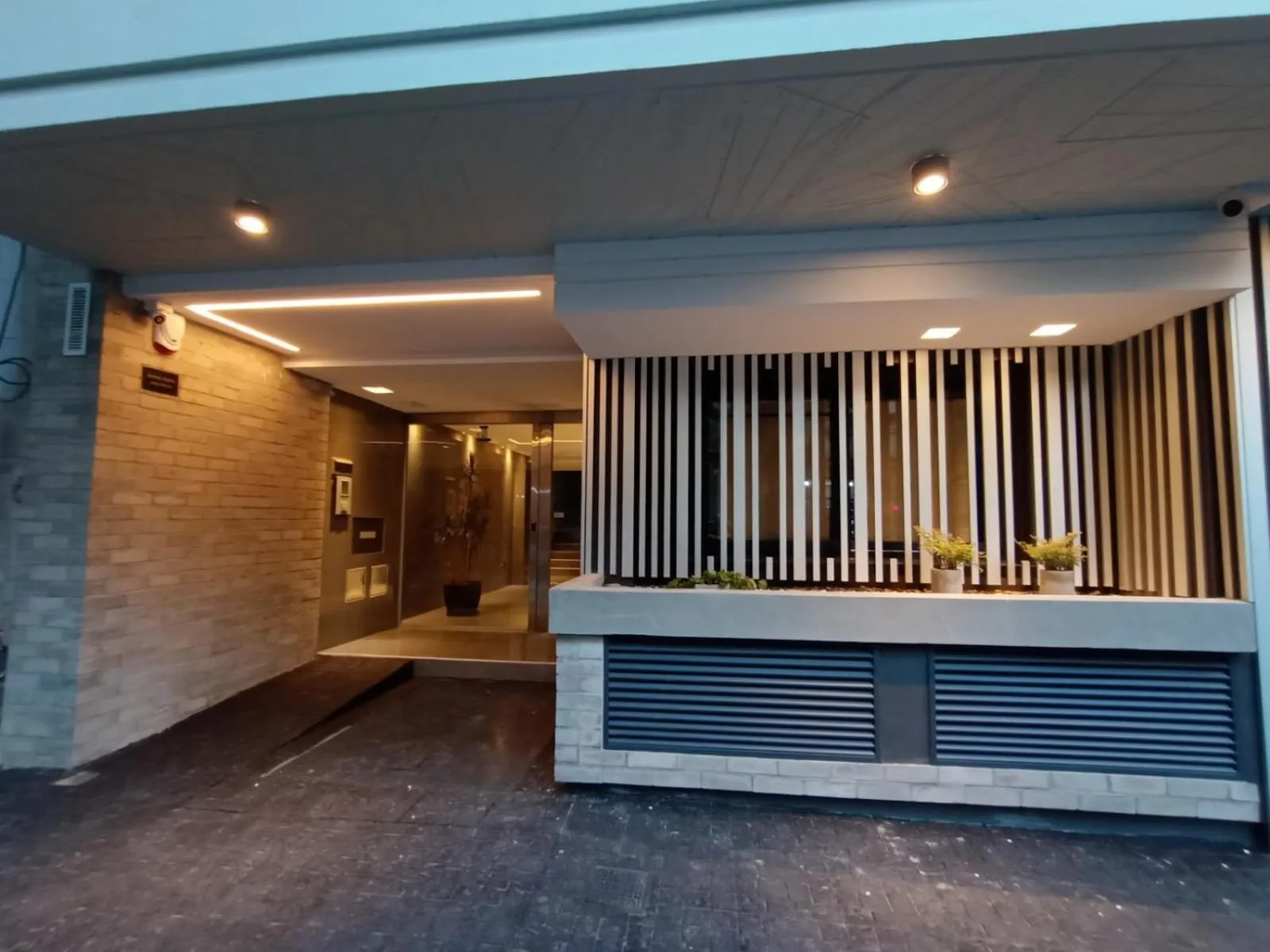 Facade/entrance in In House BA - Le coq