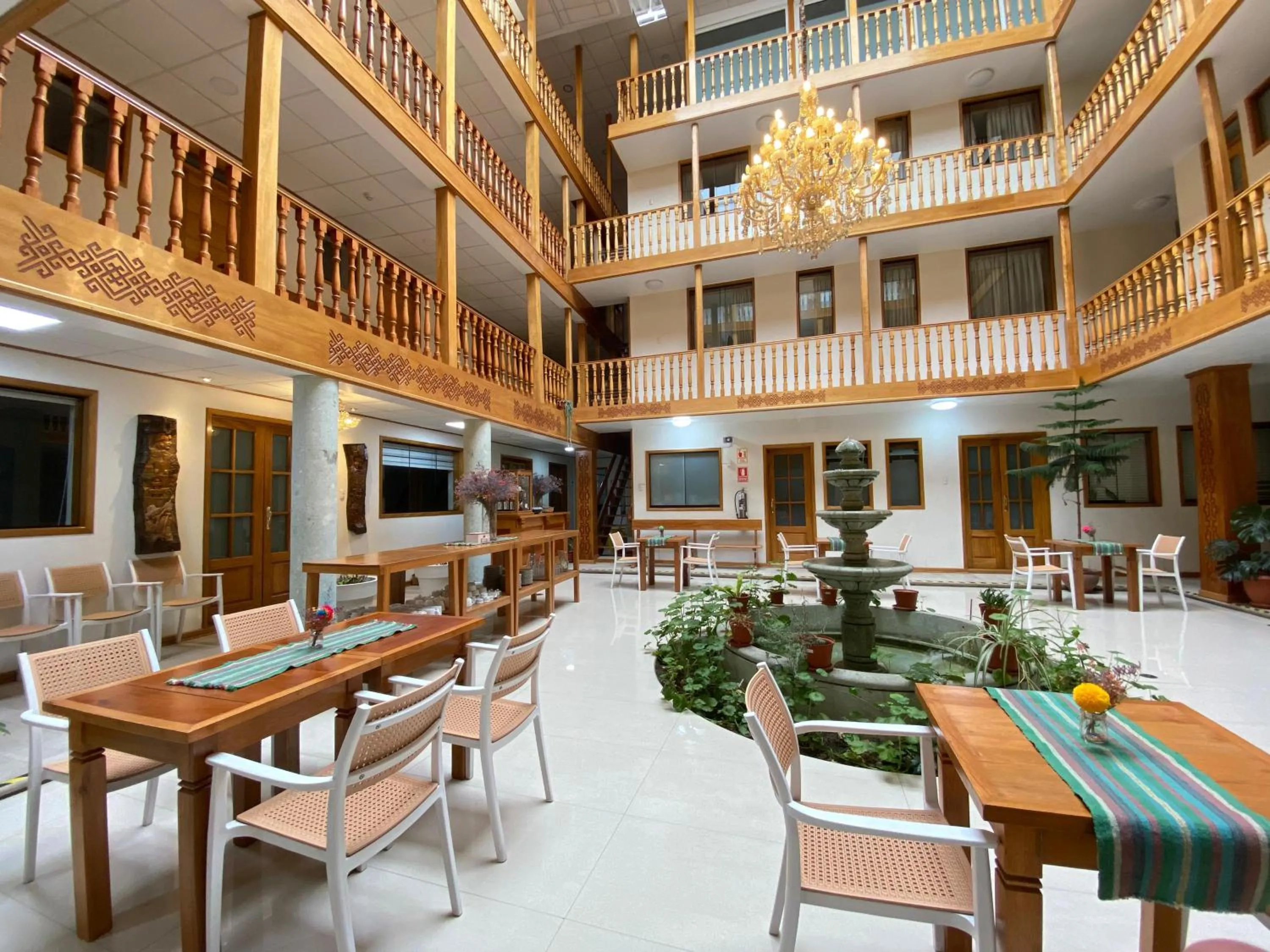 Restaurant/places to eat in Hotel Aural