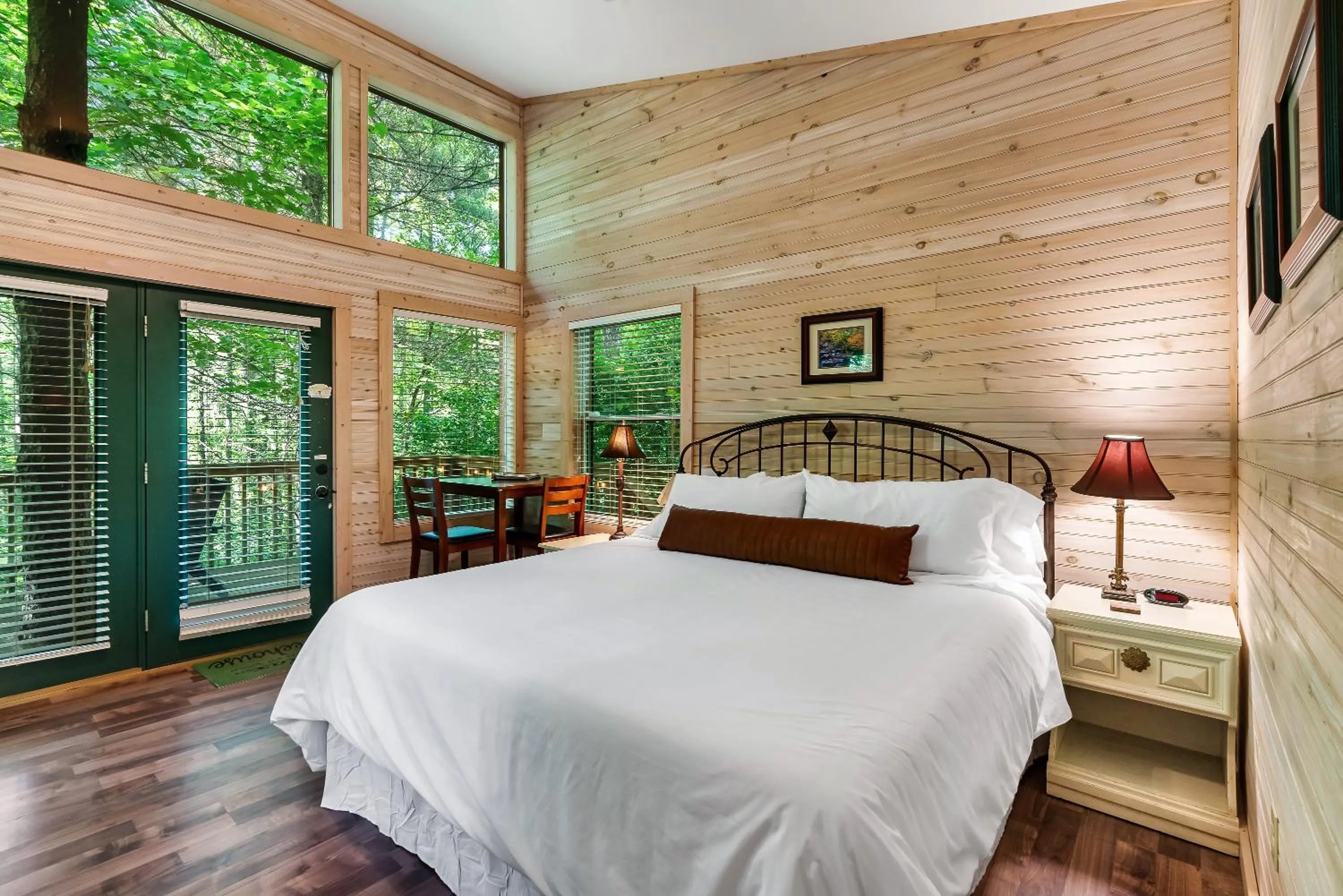 Bed in Rivers Edge Treehouses