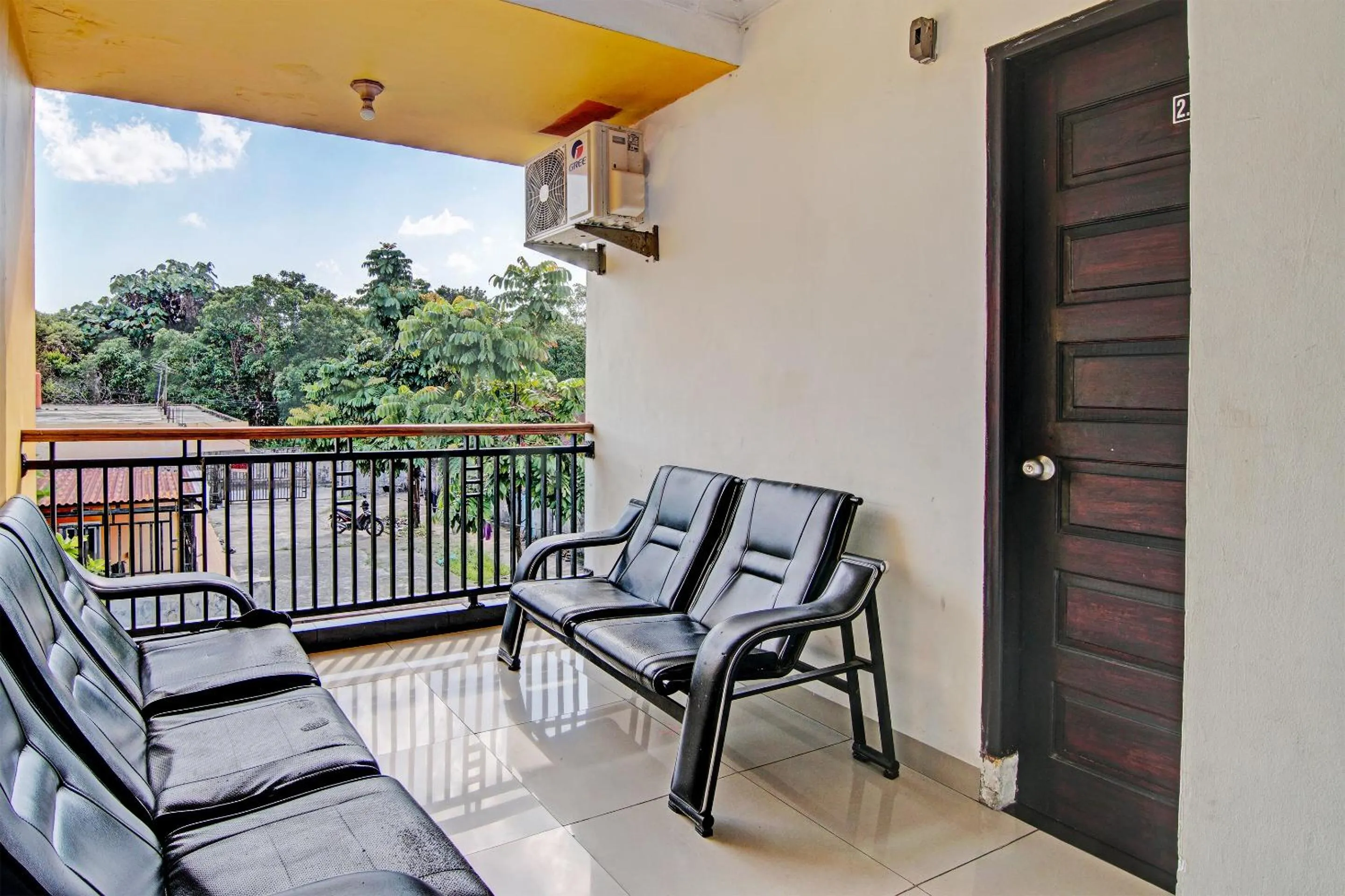 Lobby or reception in Hotel O Rosela House Syariah