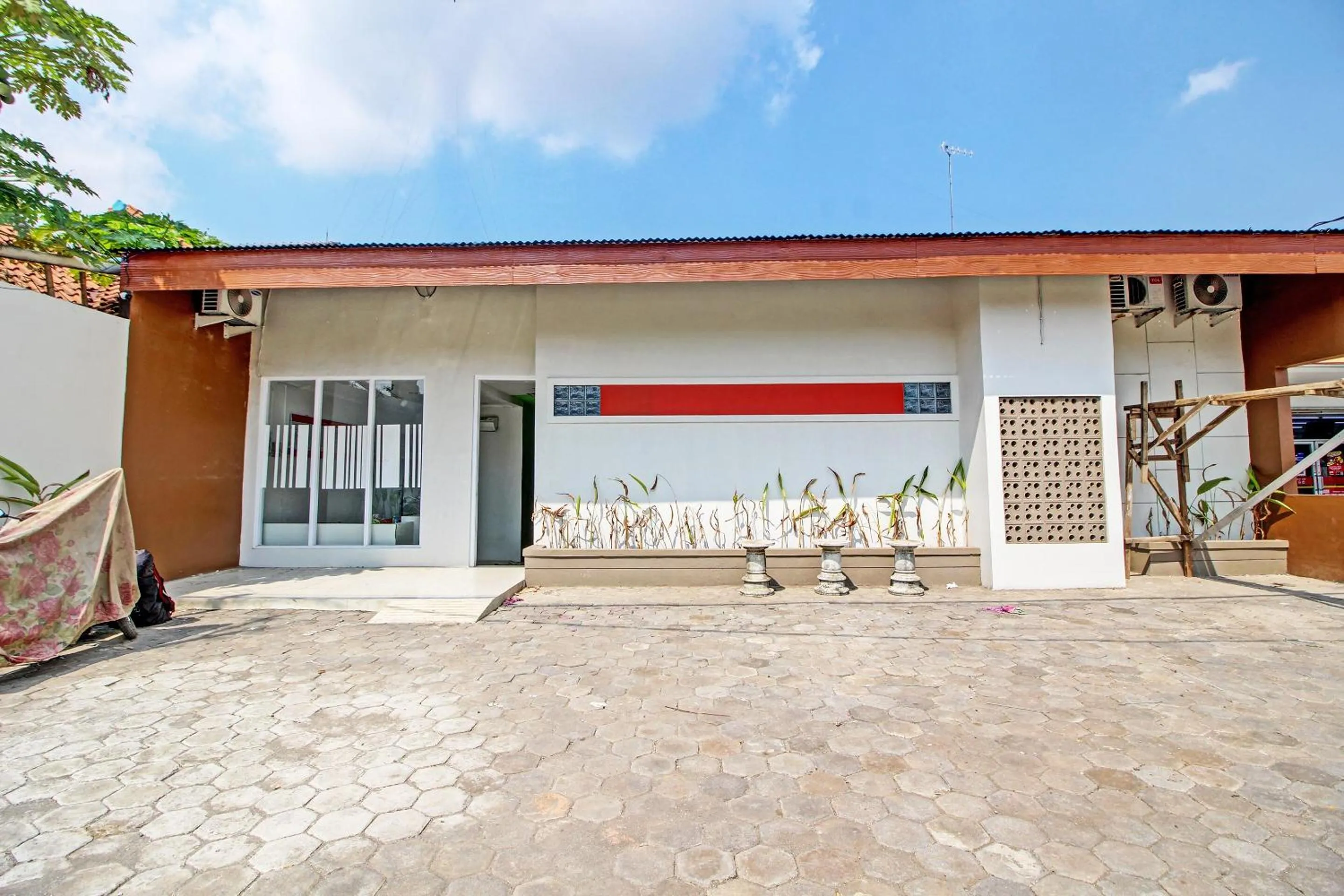 Facade/entrance in Hotel O Pacar Guesthouse