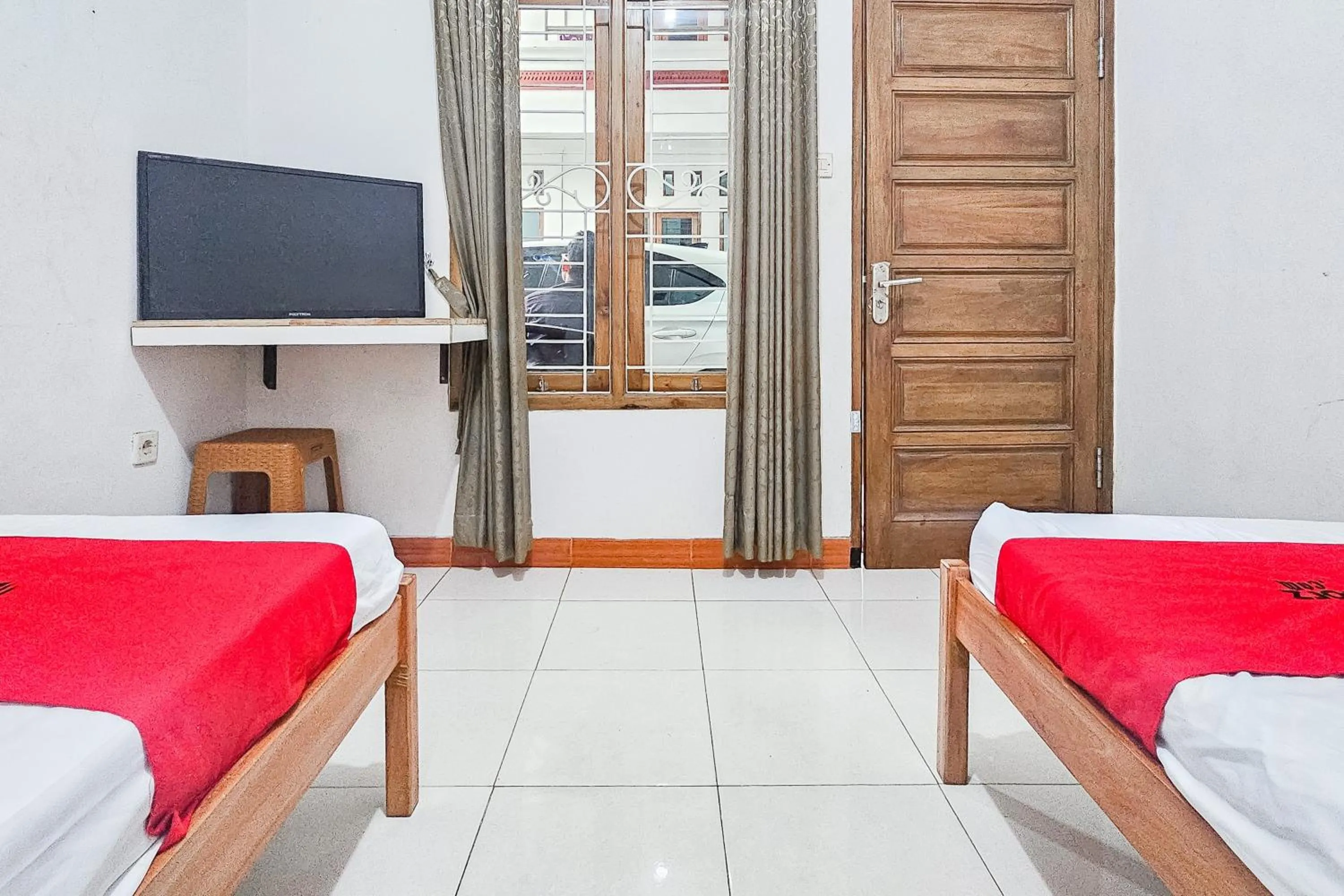 Bedroom, Bed in RedDoorz Syariah near Sukabumi Station